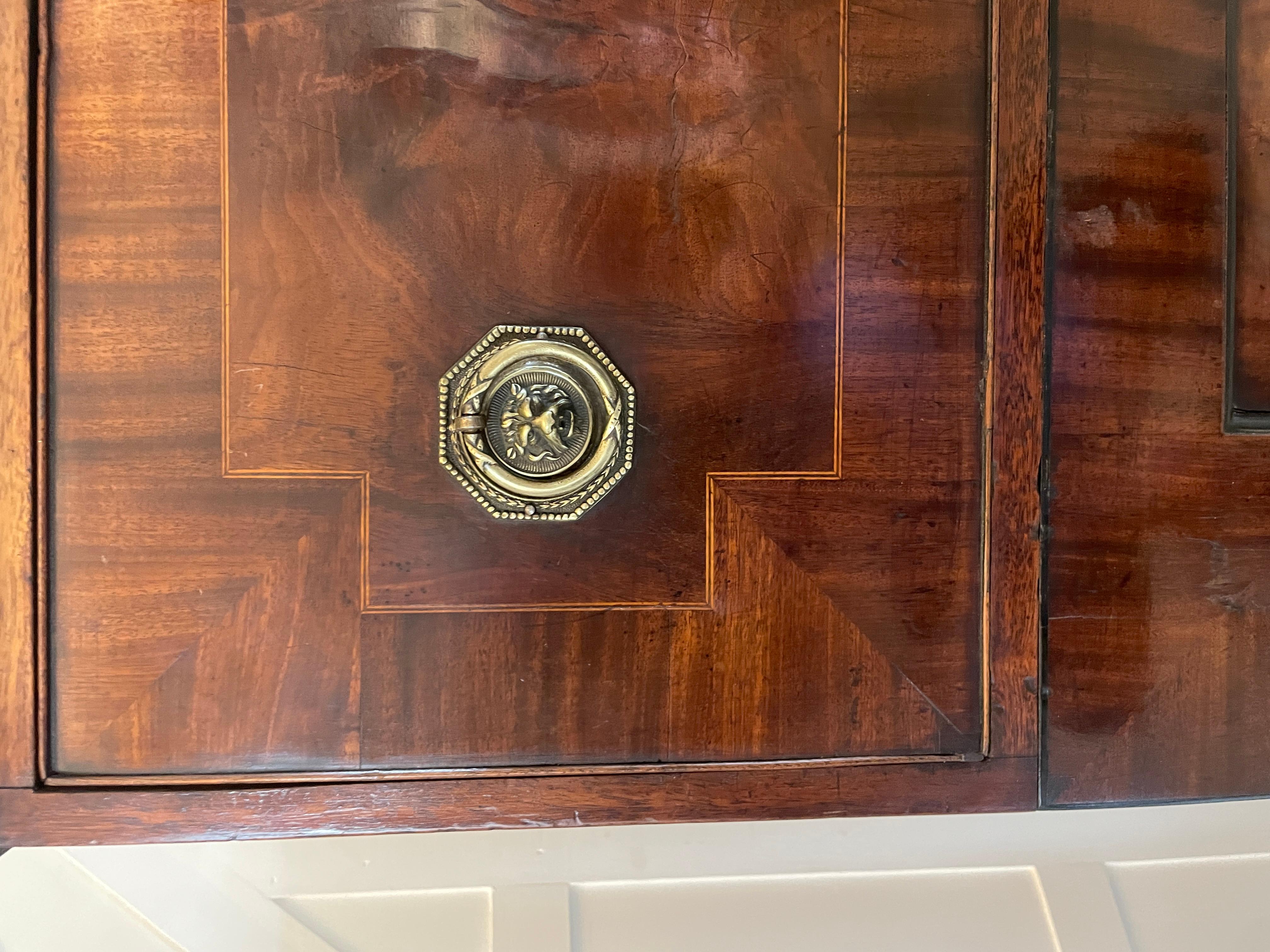 Insolite bureau secrétaire ancien de qualité George III en acajou figuré Bon état - En vente à Suffolk, GB
