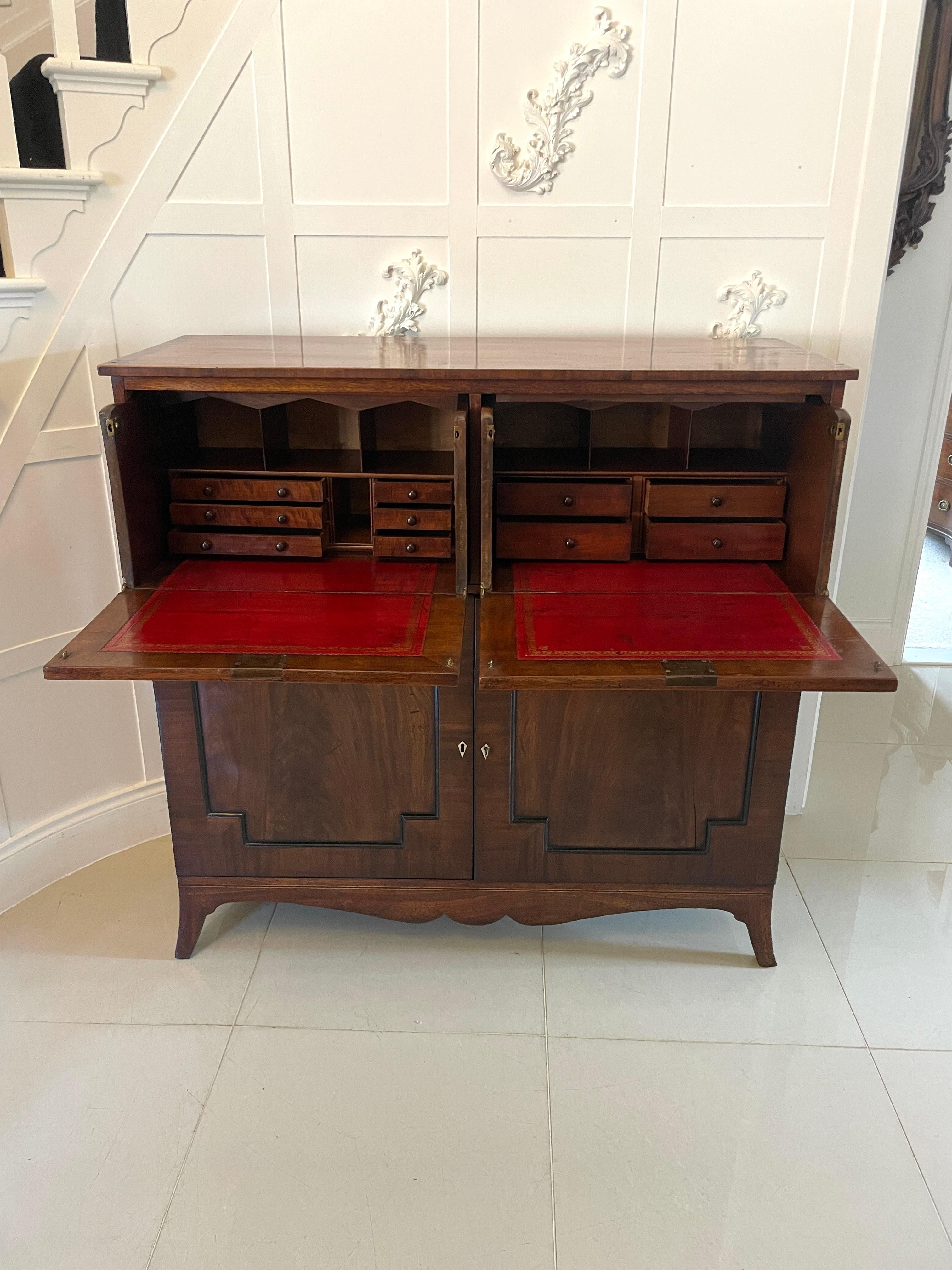 Insolite bureau secrétaire ancien de qualité George III en acajou figuré en vente 1