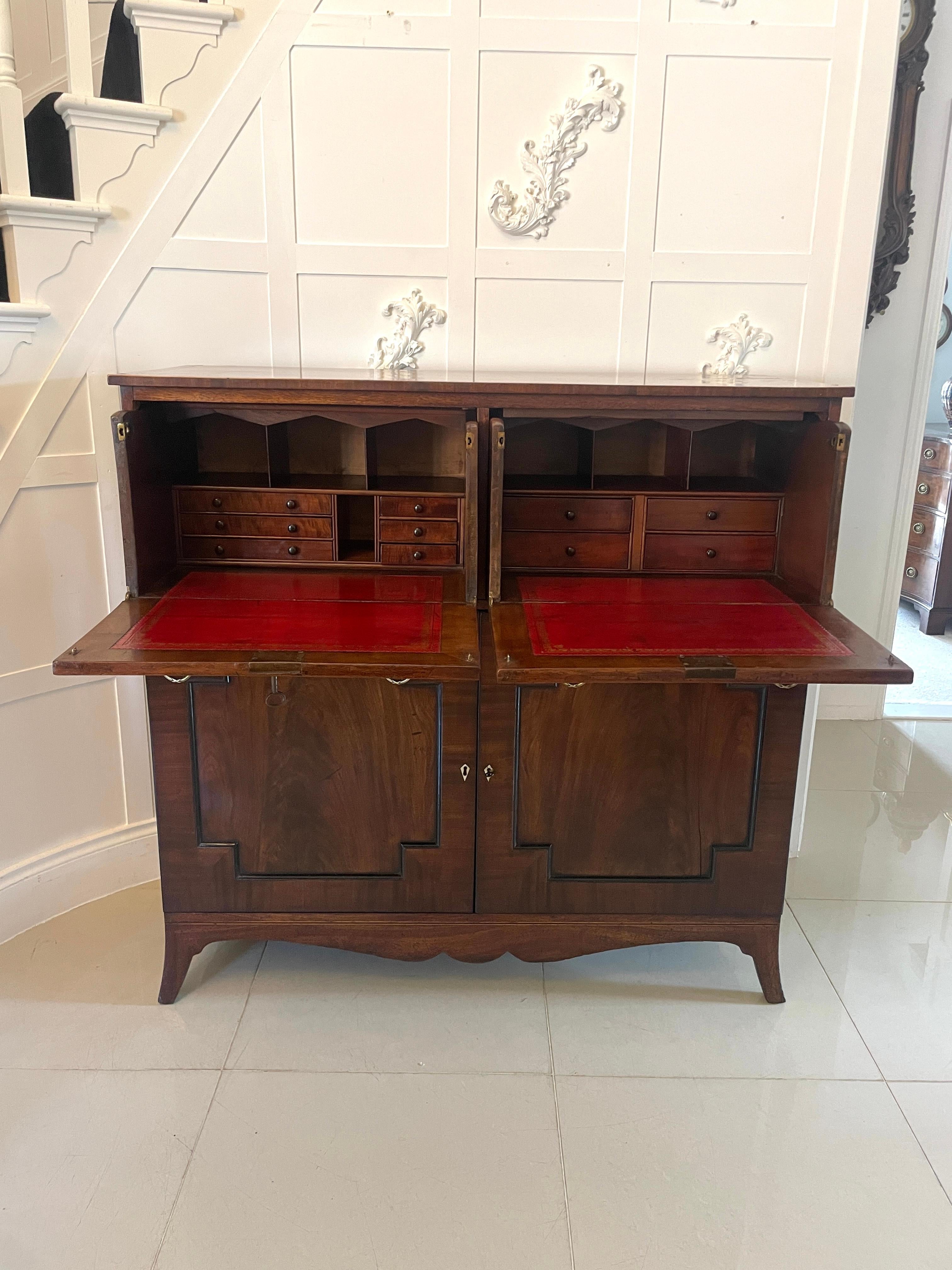Insolite bureau secrétaire ancien de qualité George III en acajou figuré en vente 3