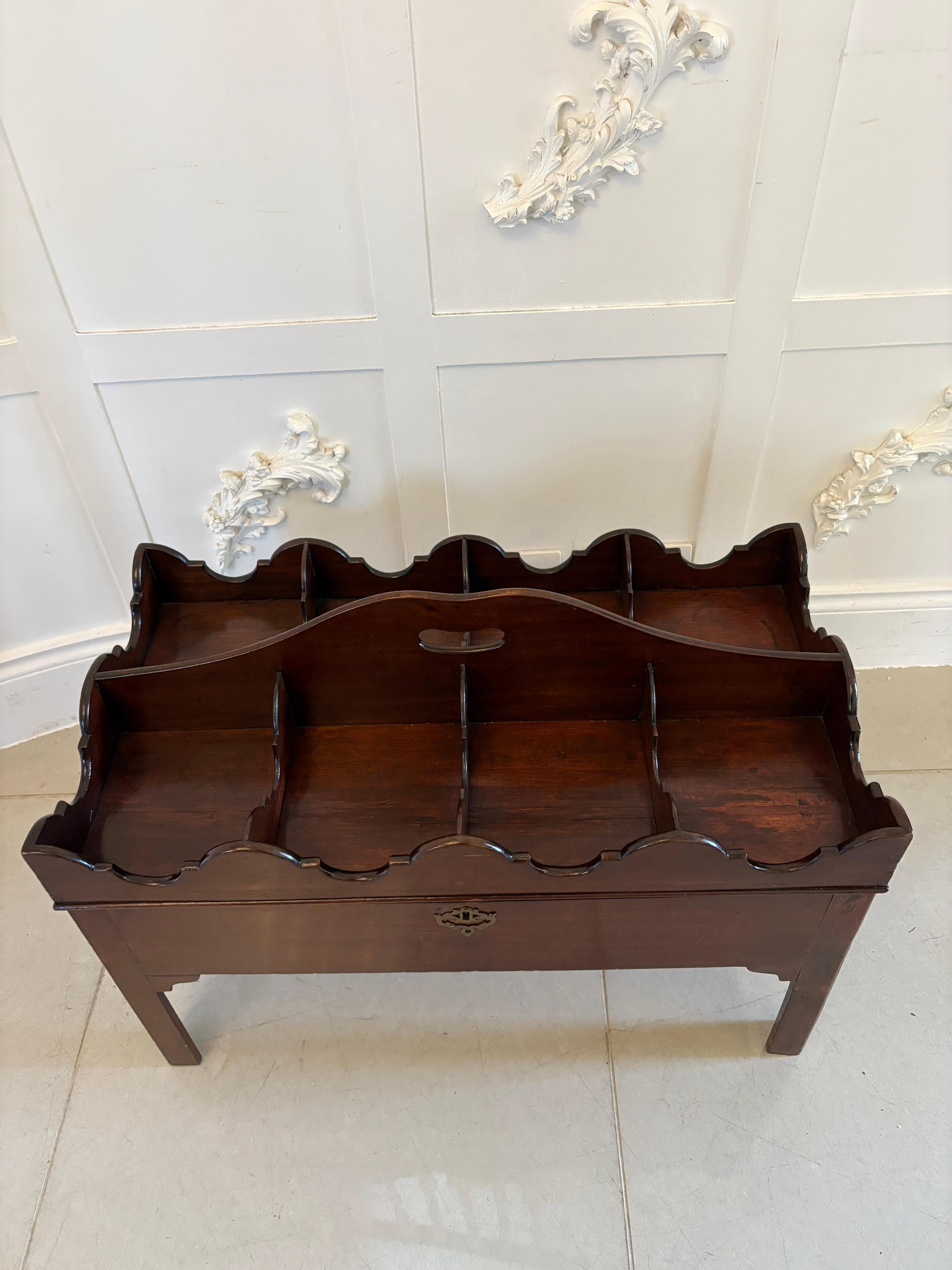 Stand à bouteilles et sous-verre sur pied en acajou de qualité George III, inhabituel et ancien en vente 5