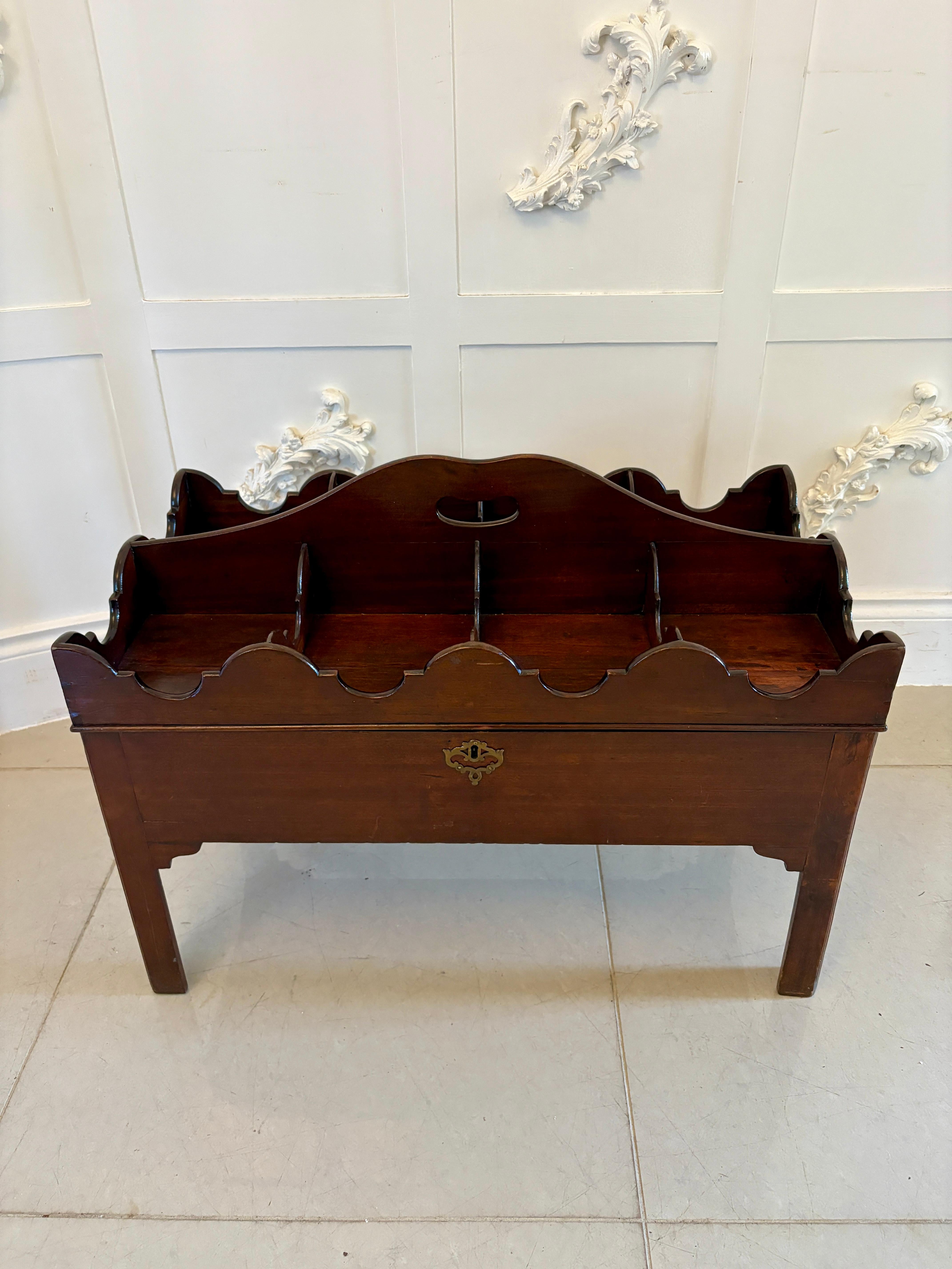 Stand à bouteilles et sous-verre sur pied en acajou de qualité George III, inhabituel et ancien en vente 6
