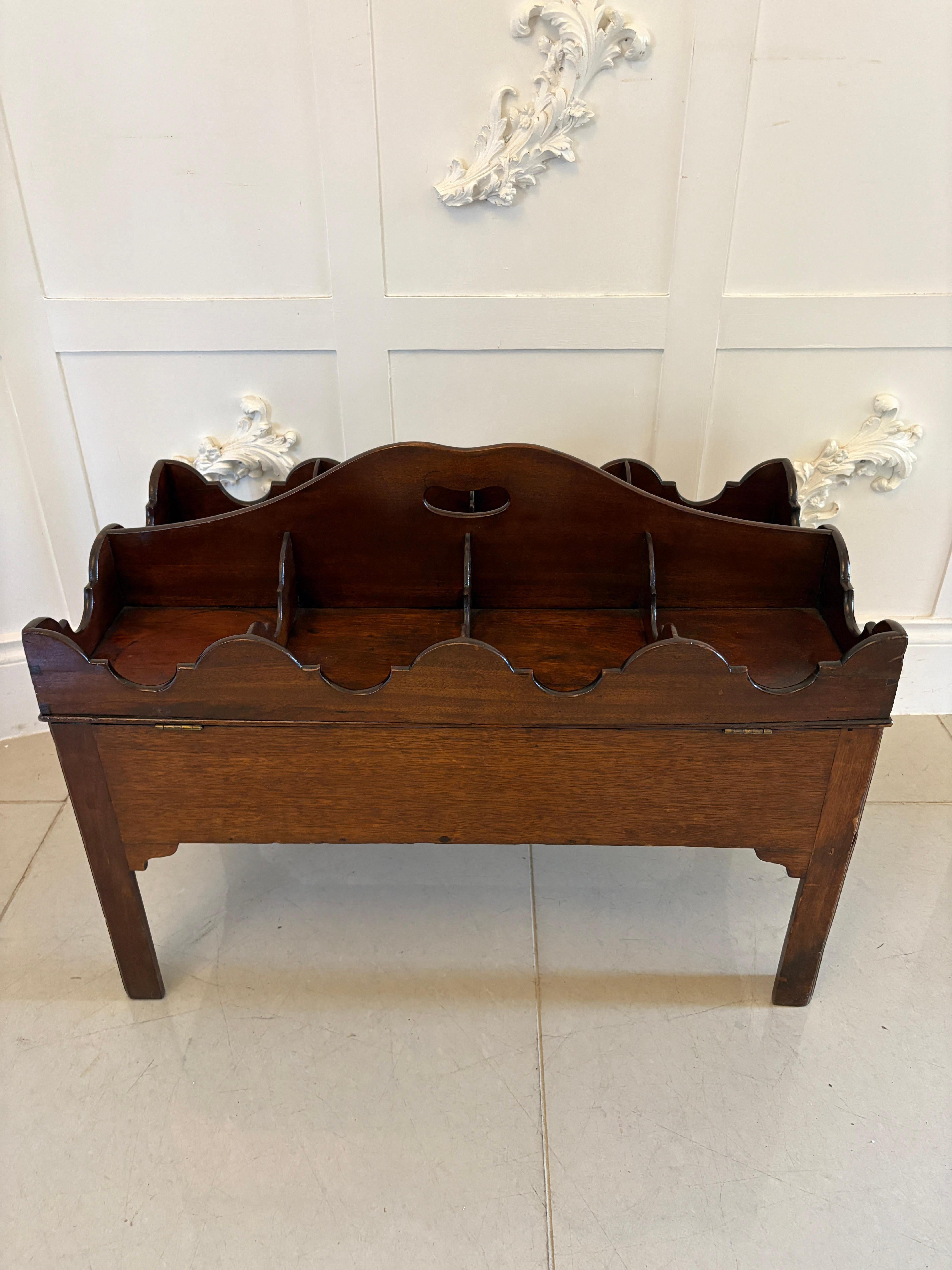Porte-verres/bouteilles sur pied, inhabituel et ancien, en acajou de qualité George III, avec une poignée de transport en acajou sur le dessus, au-dessus de 8 sections de forme carrée pour les bouteilles/décanteurs, l'ouverture du dessus se