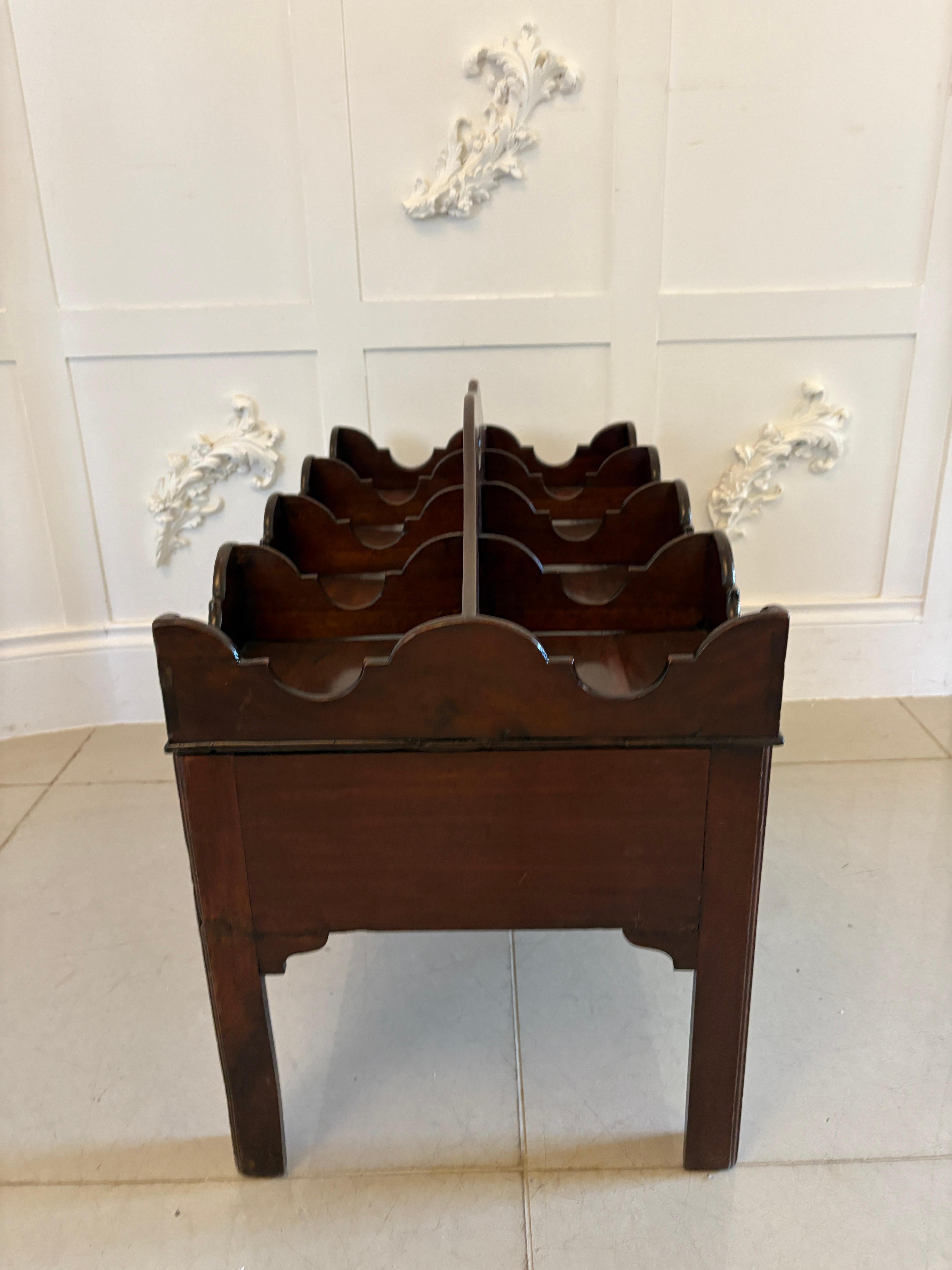 Stand à bouteilles et sous-verre sur pied en acajou de qualité George III, inhabituel et ancien Bon état - En vente à Suffolk, GB