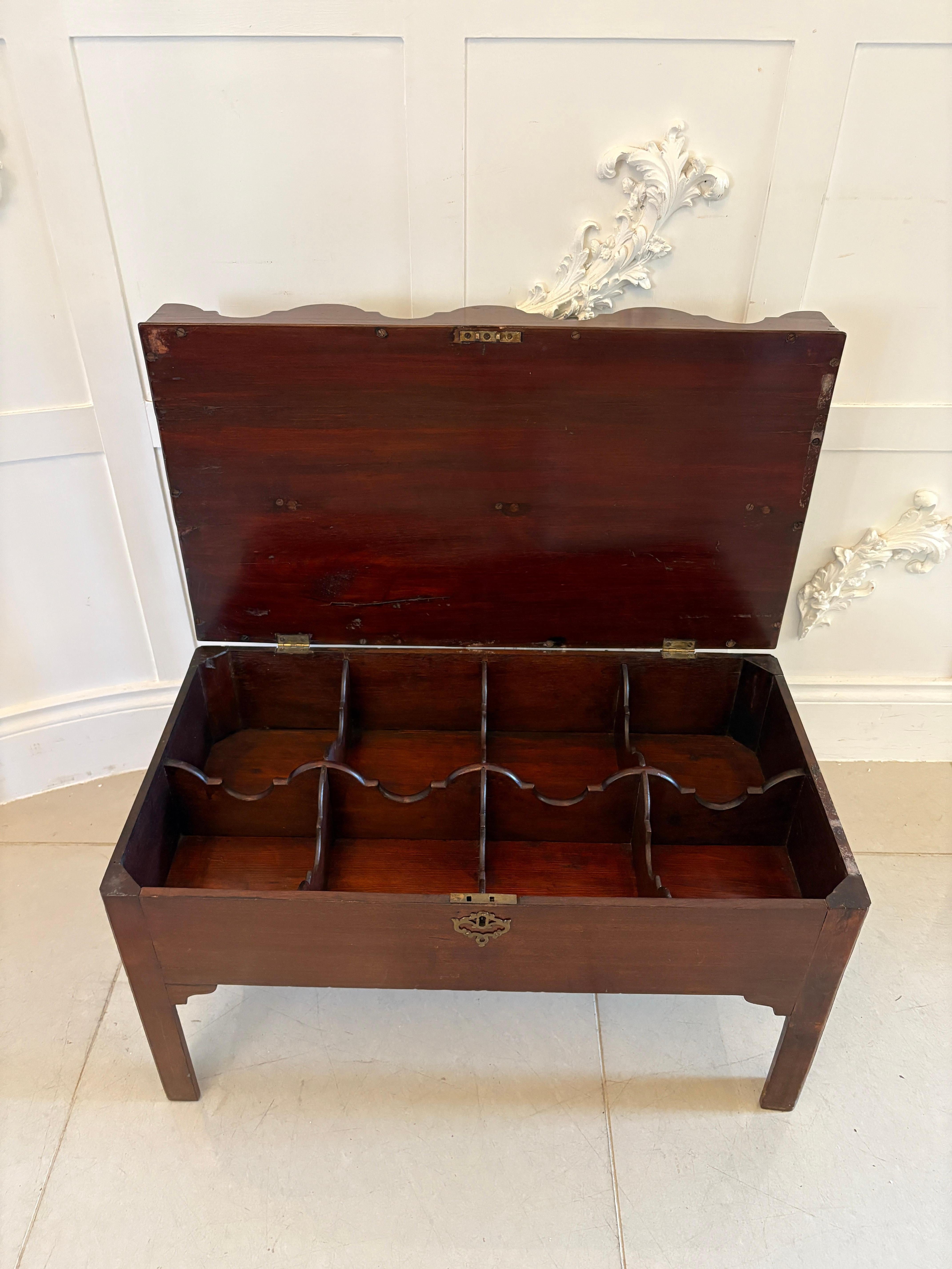 Stand à bouteilles et sous-verre sur pied en acajou de qualité George III, inhabituel et ancien en vente 1