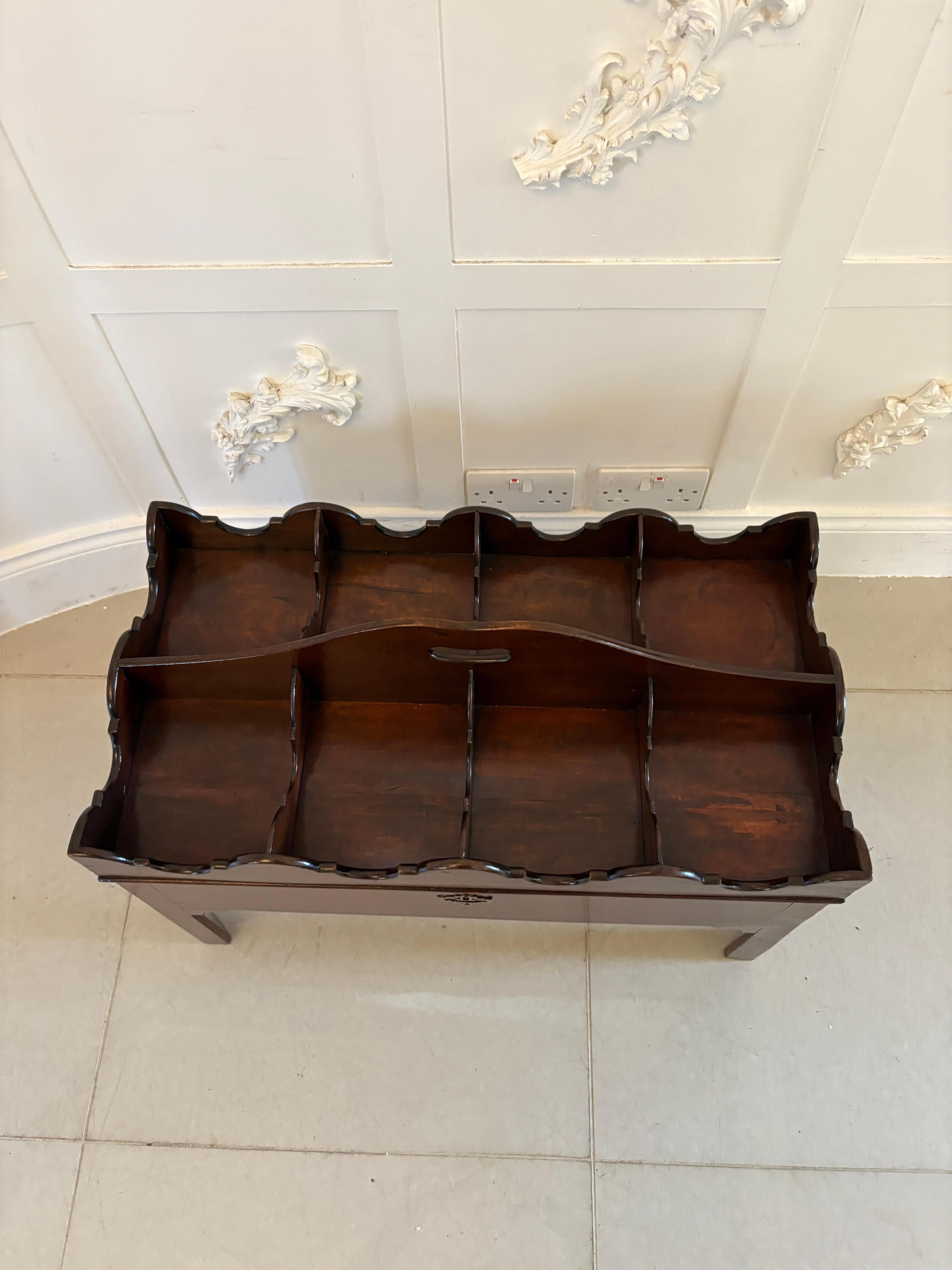 Stand à bouteilles et sous-verre sur pied en acajou de qualité George III, inhabituel et ancien en vente 3