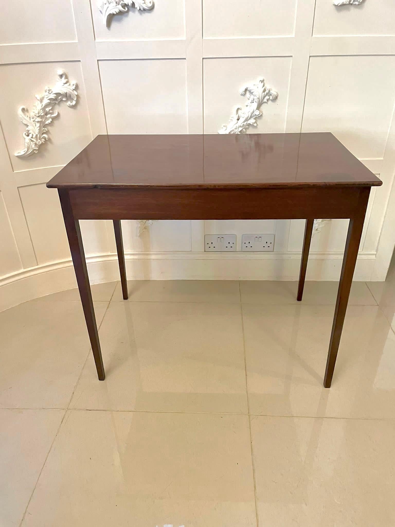 Table d'appoint inhabituelle en acajou de qualité George III, ancienne et indépendante en vente 4