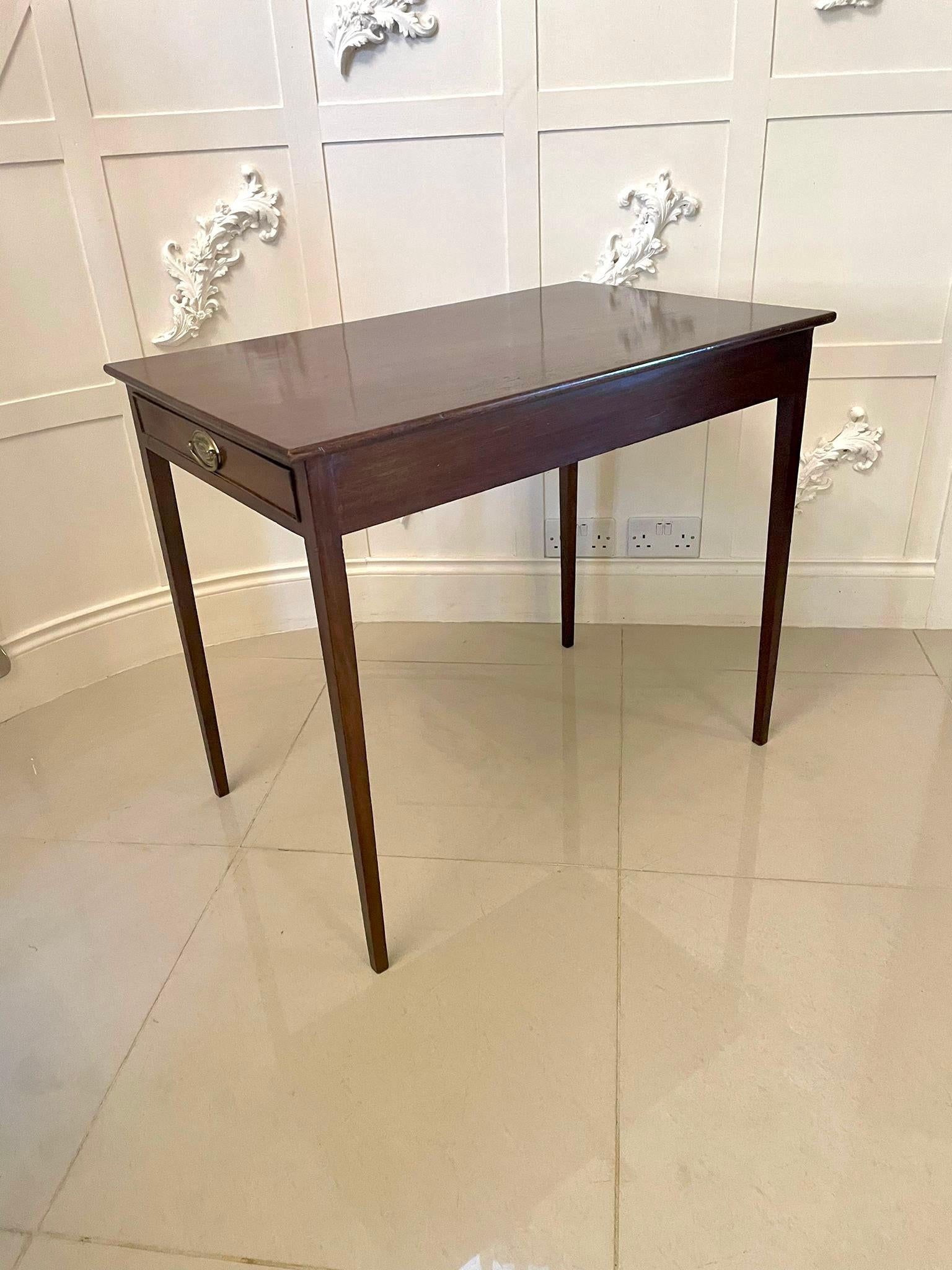 Table d'appoint inhabituelle en acajou de qualité George III, ancienne et indépendante en vente 5