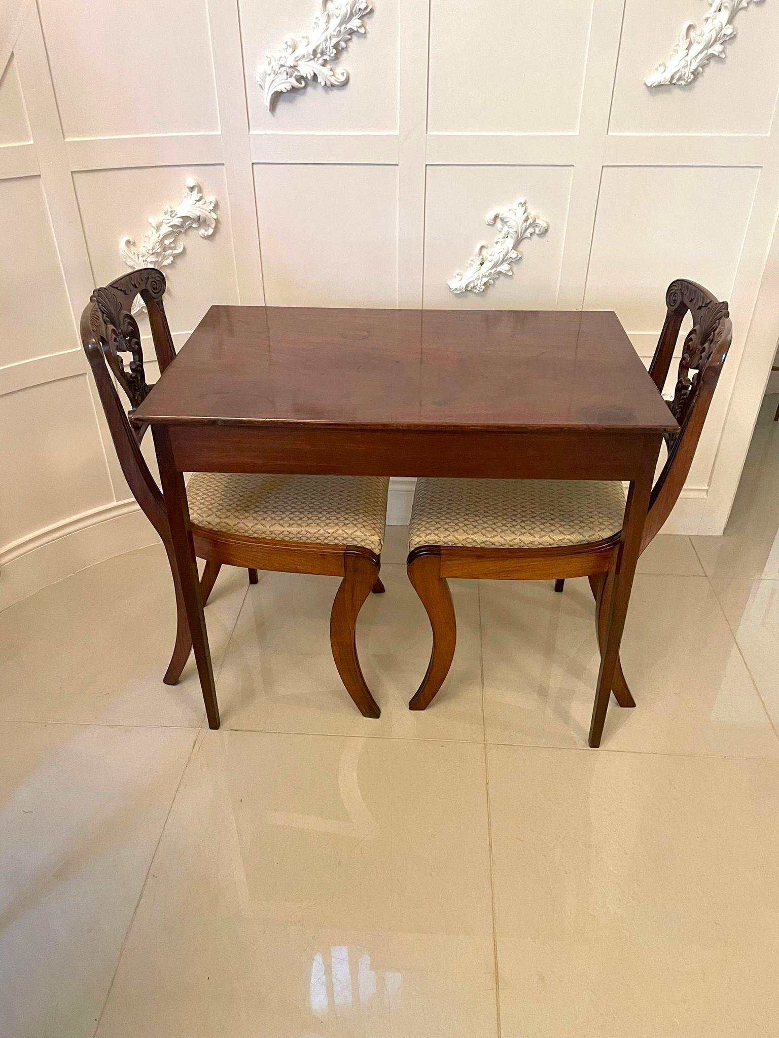 Table d'appoint inhabituelle en acajou de qualité George III, ancienne et indépendante en vente 6