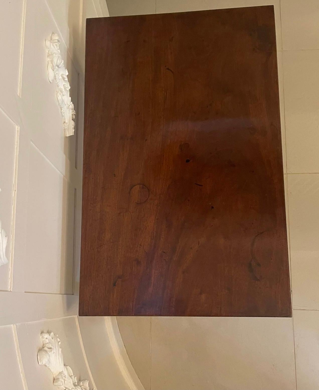 Autre Table d'appoint inhabituelle en acajou de qualité George III, ancienne et indépendante en vente