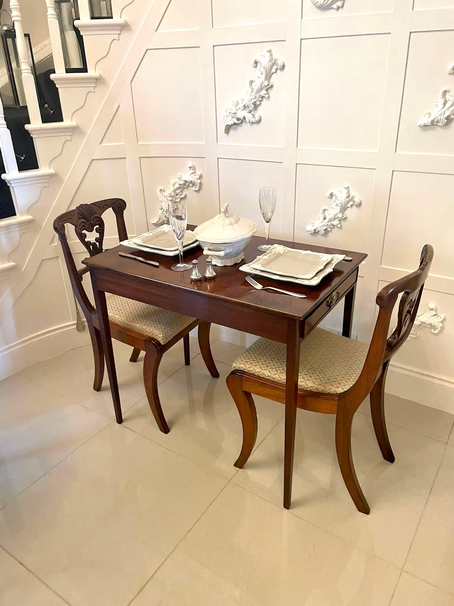 Table d'appoint inhabituelle en acajou de qualité George III, ancienne et indépendante en vente 2