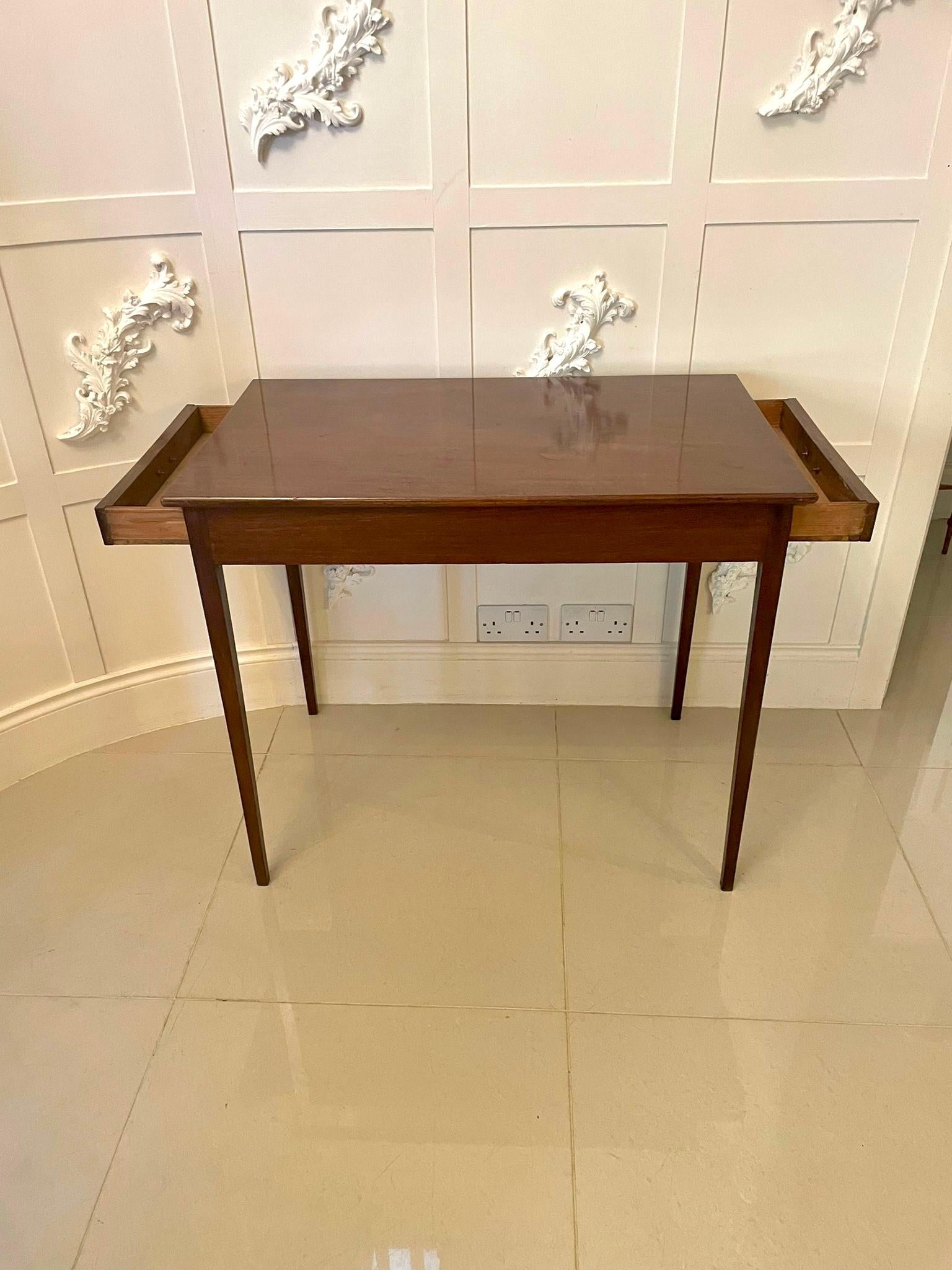 Table d'appoint inhabituelle en acajou de qualité George III, ancienne et indépendante en vente 3