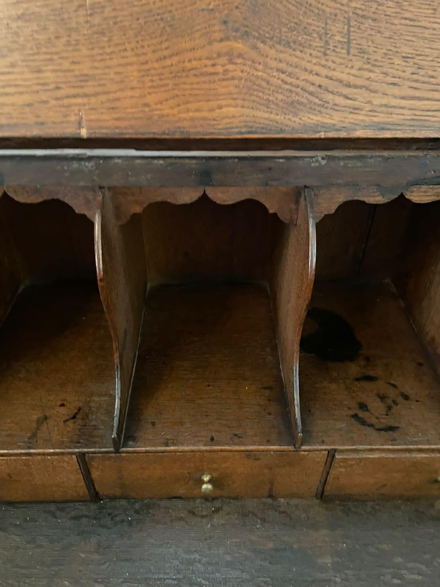 Bureau ancien inhabituel en acajou et chêne de style George II en vente 8