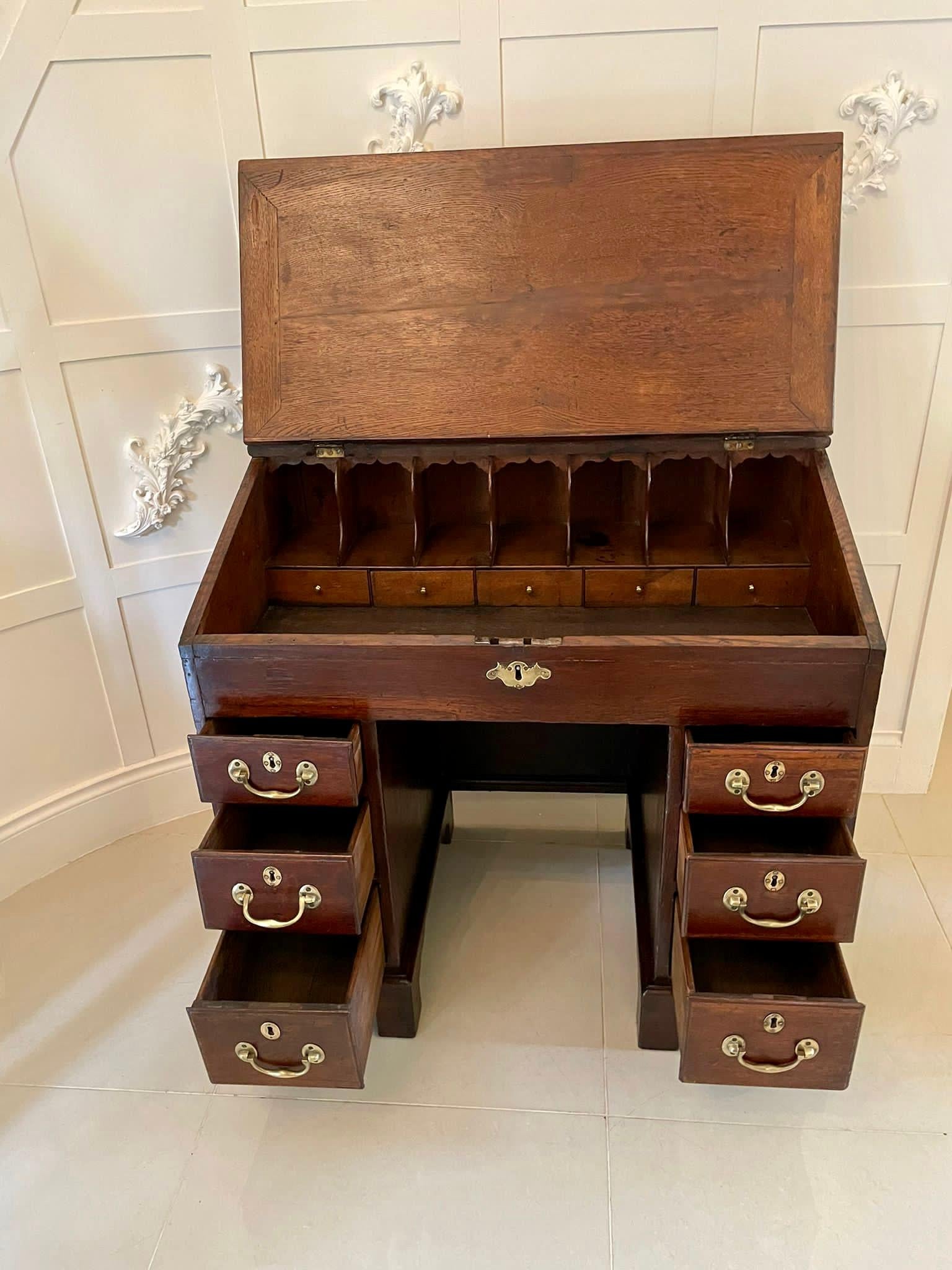 Bureau ancien inhabituel en acajou et chêne de style George II en vente 11