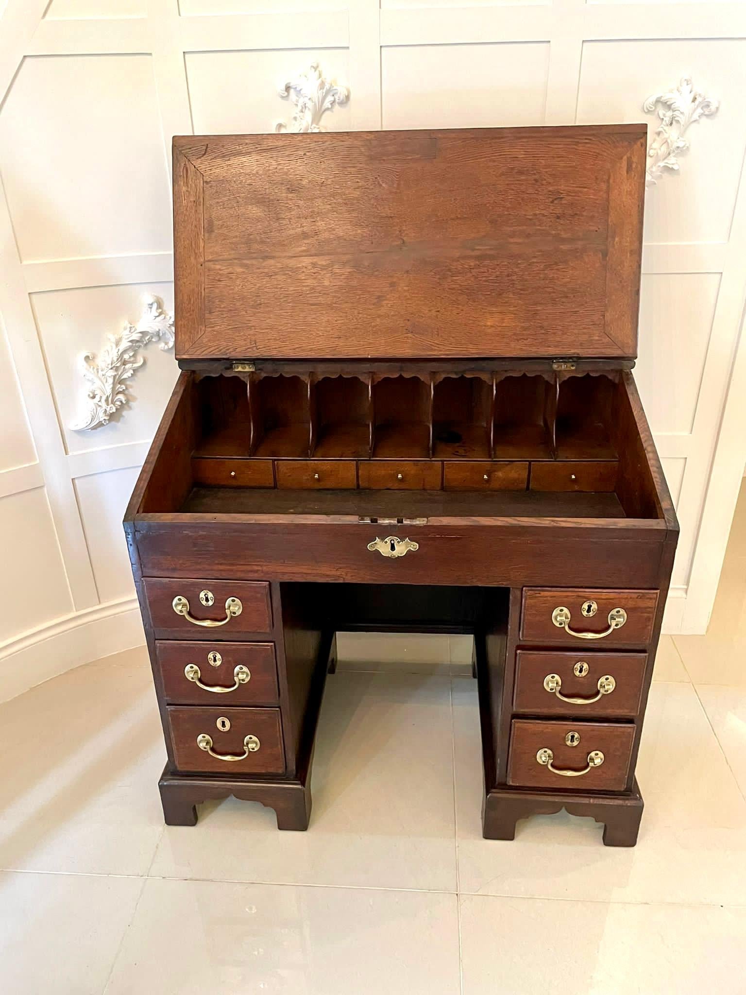 Bureau ancien inhabituel en acajou et chêne de style George II en vente 12