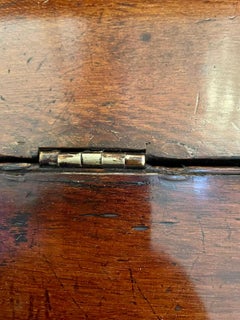 Insolita scrivania antica di Giorgio II in mogano e Oak