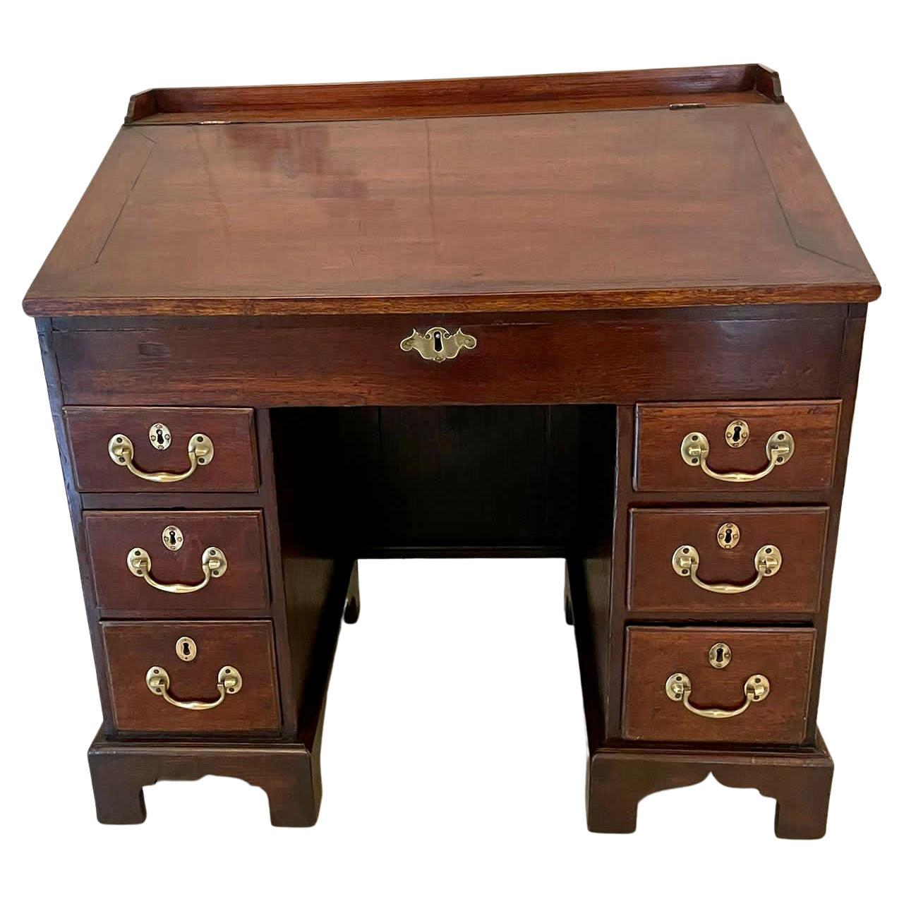 Insolita scrivania antica di Giorgio II in mogano e Oak