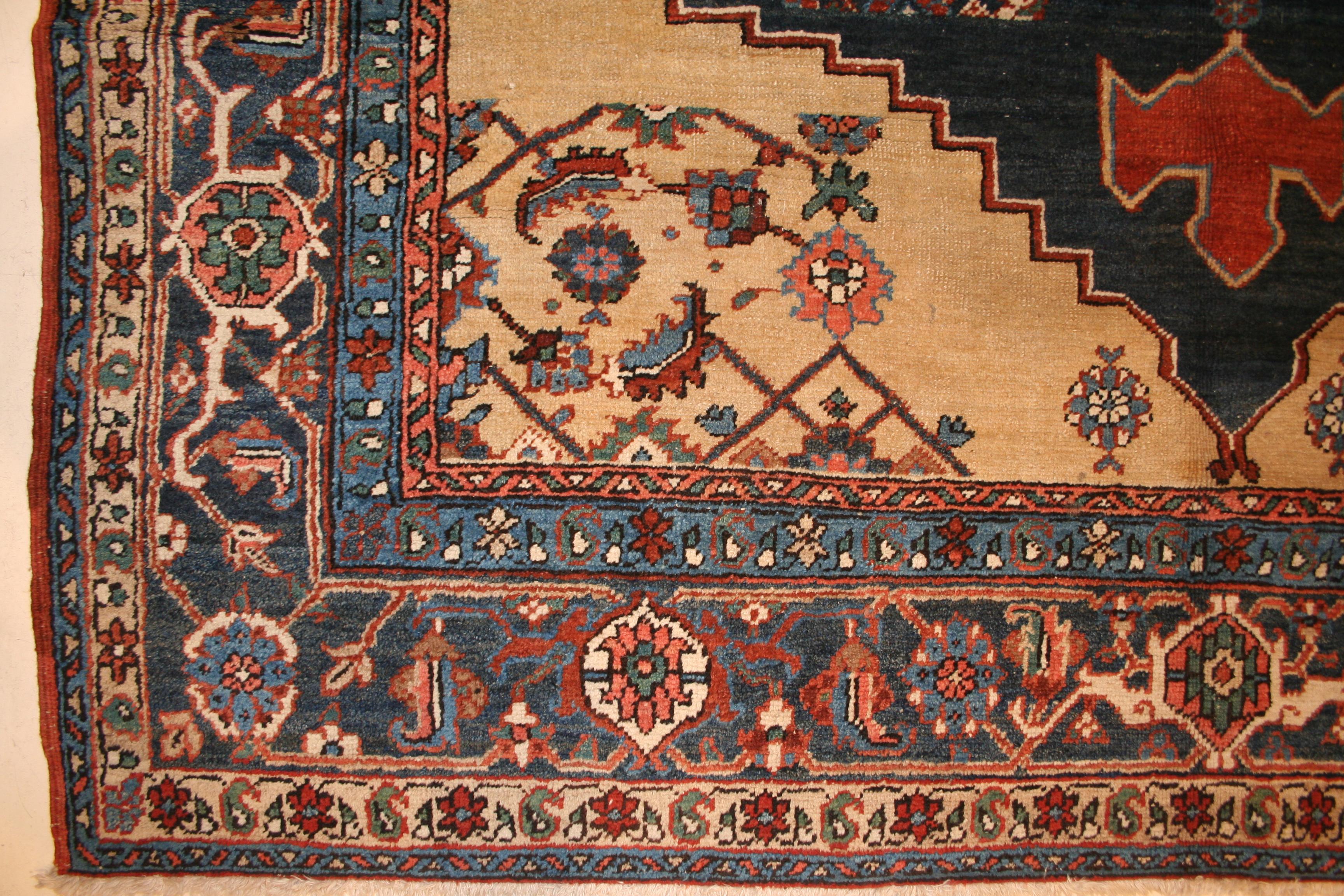 Ein sehr ungewöhnlicher Heriz-Teppich mit einem Medaillon-Muster, das in einer Weise gegliedert ist, die darauf hindeutet, dass er durchaus als Mustertuch (vaghireh) gedacht gewesen sein könnte. Durch das Weben von Teppichen dieser Art würden die