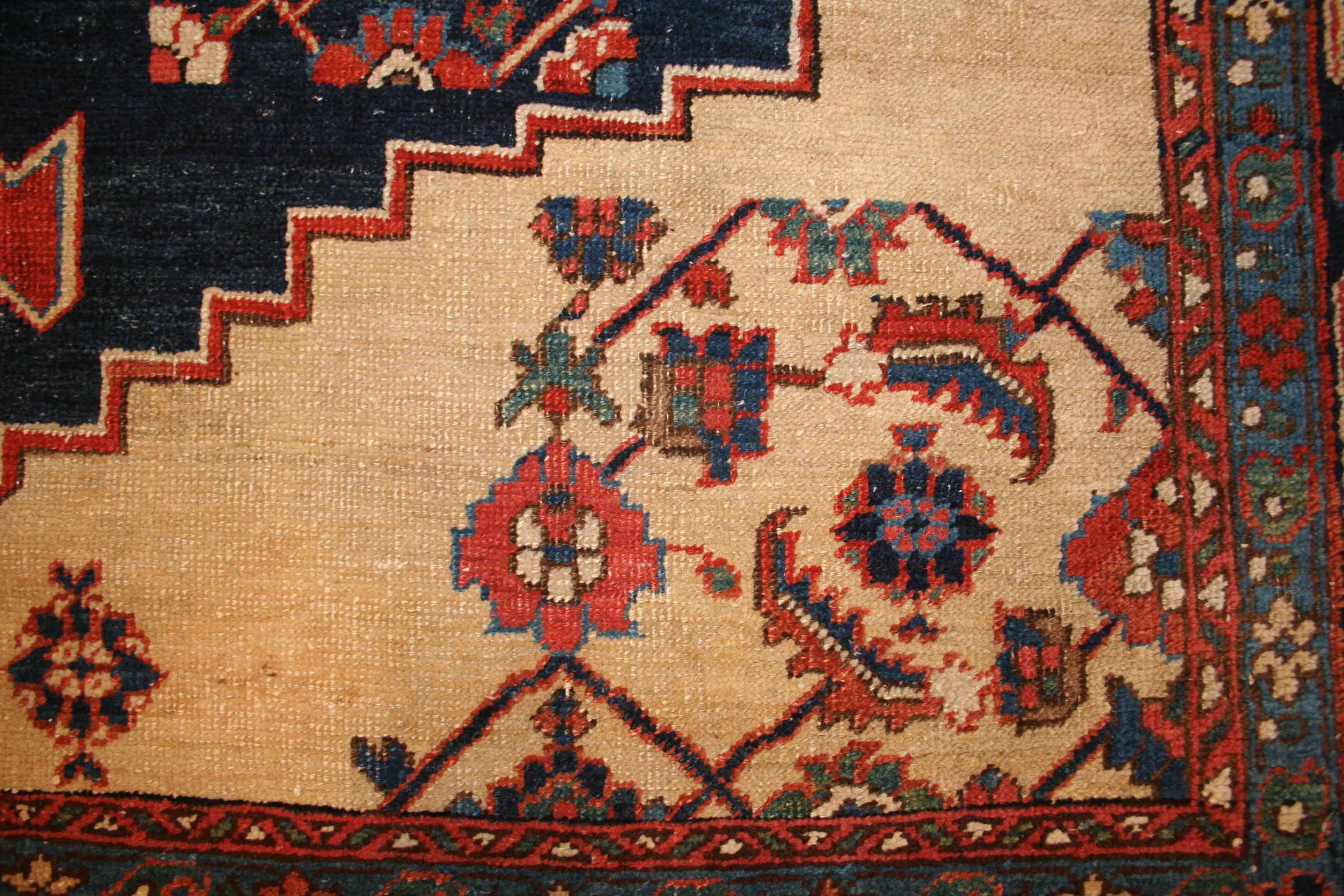 Ungewöhnlicher antiker Heriz-Teppich mit Sammlermuster in seltener Größe (Aserbaidschanisch) im Angebot