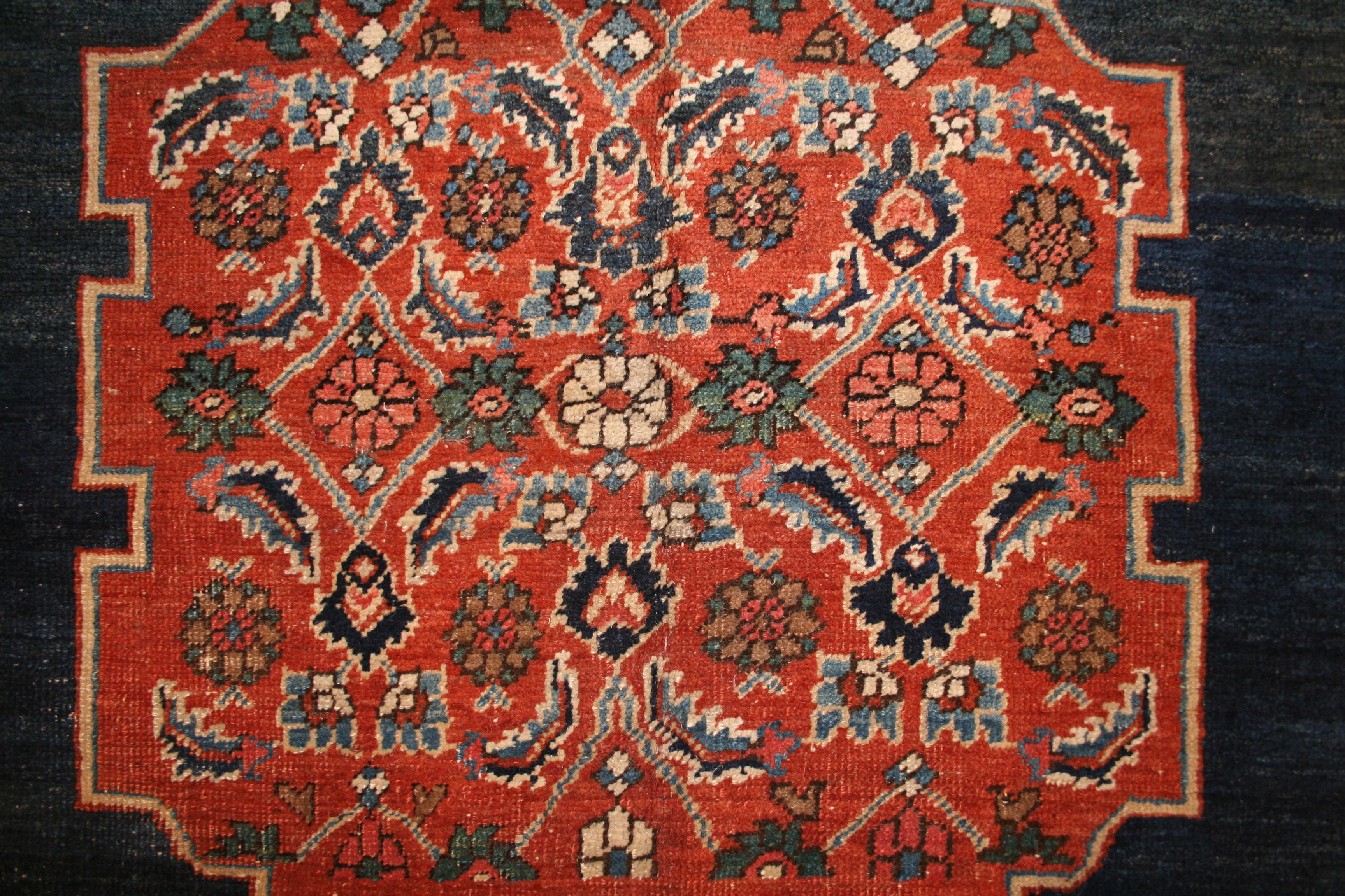 Unusual Antique Heriz Rug with Sampler Design in Rare Size In Good Condition For Sale In Milan, IT