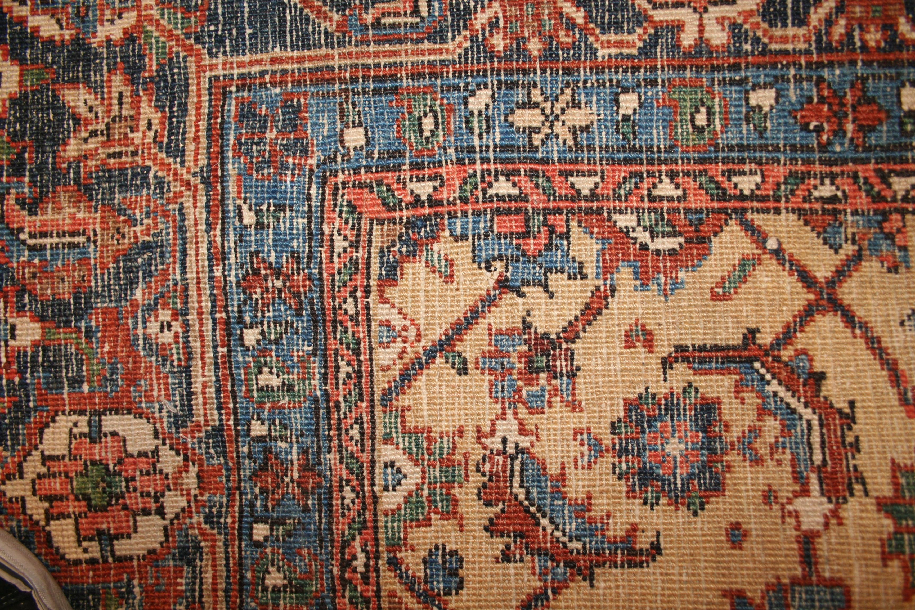 Ungewöhnlicher antiker Heriz-Teppich mit Sammlermuster in seltener Größe (Wolle) im Angebot