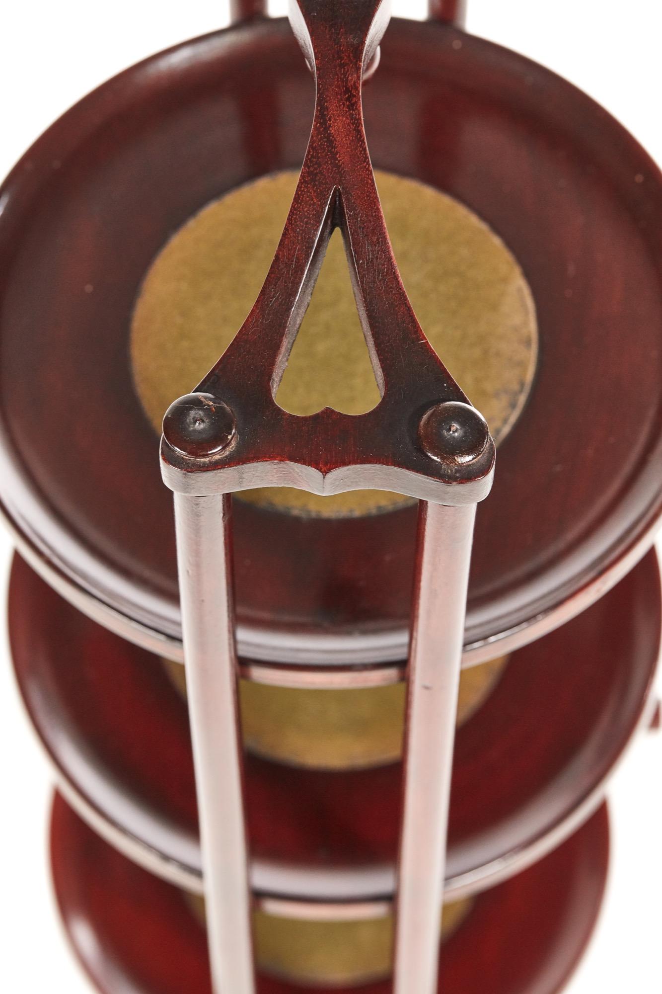 Ungewöhnliche antike Intarsien Mahagoni 3-Tier-Kuchen Stand mit einem schönen geformten Griff an der Spitze, drei runde Etagen, die schön in Satinwood Intarsien gebändert sind. Er hat elegante gedrechselte Säulenstützen und steht auf geformten,