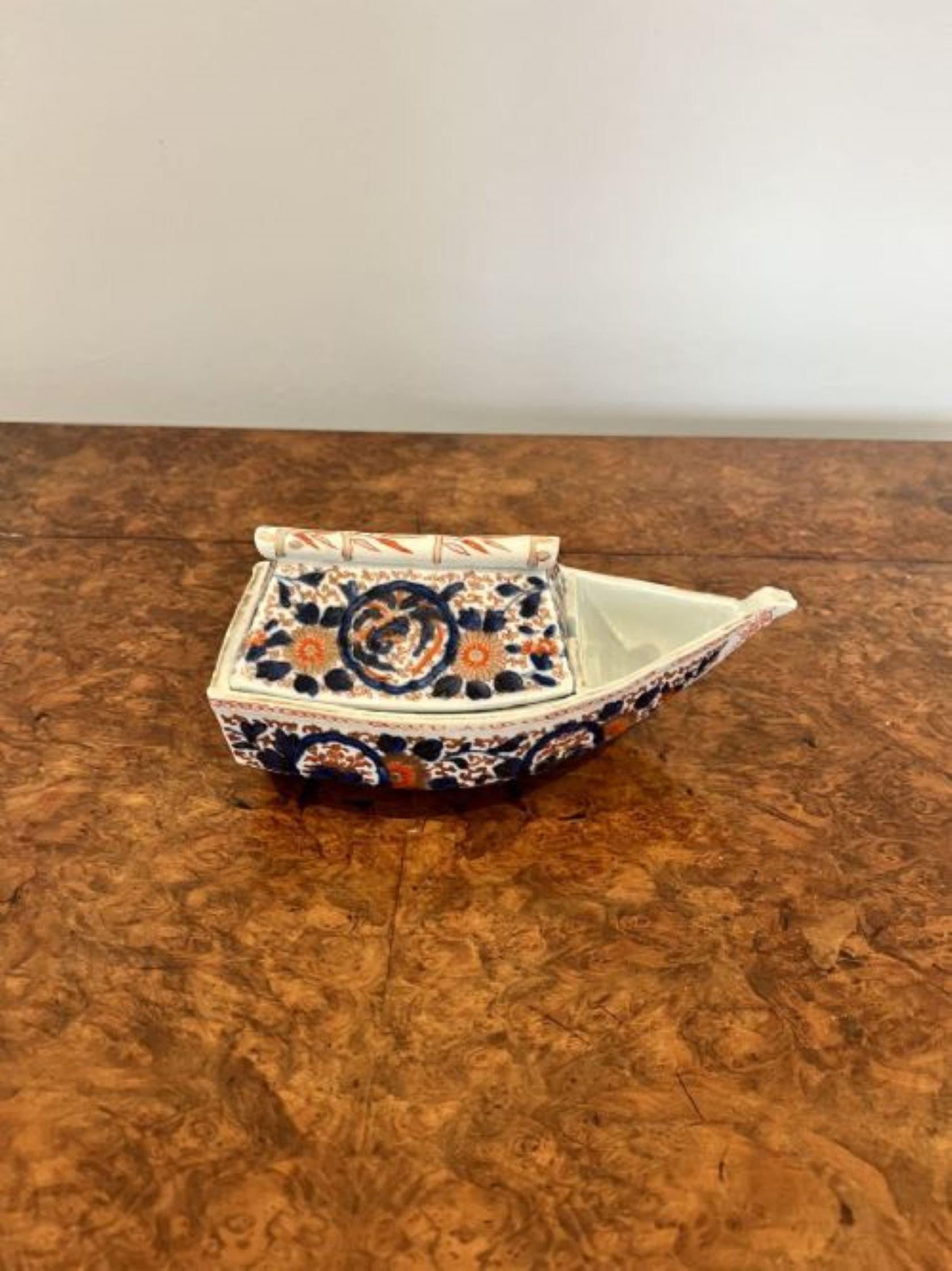 Céramique Insolite plat japonais ancien en forme de bateau de qualité imari en vente