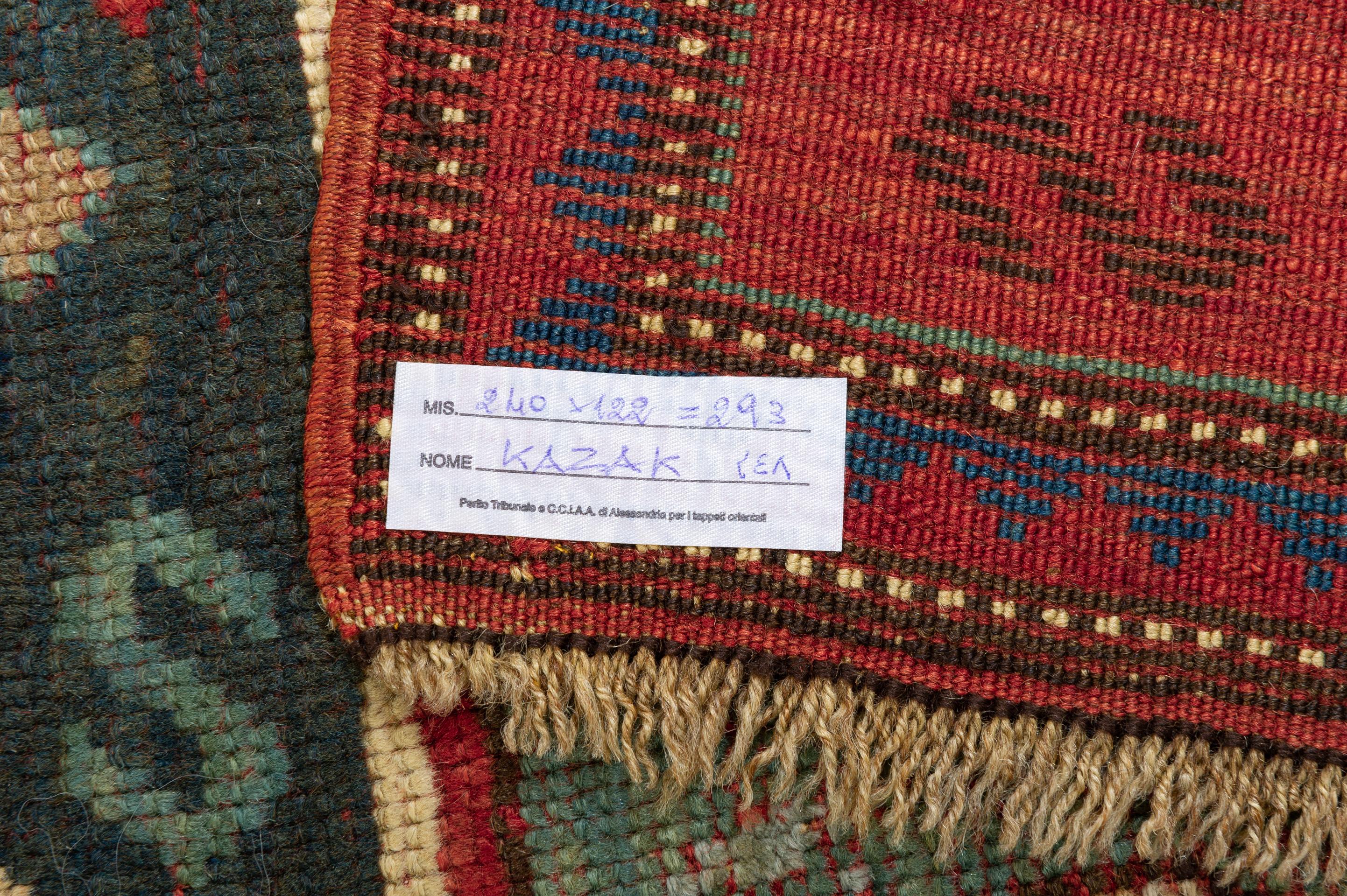 Nr. 248 -  Ungewöhnliches Design und Farben für diesen antiken schönen kaukasischen Teppich.
Seltenes Exemplar von Kazak mit allen natürlichen Farben, versteht sich. Keine Restaurierung. Der große 