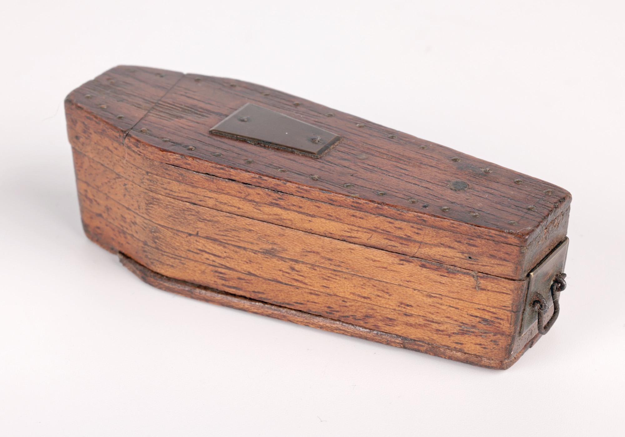 Unusual Antique Late Victorian Wooden Novelty Coffin Snuff Box In Good Condition In Bishop's Stortford, Hertfordshire