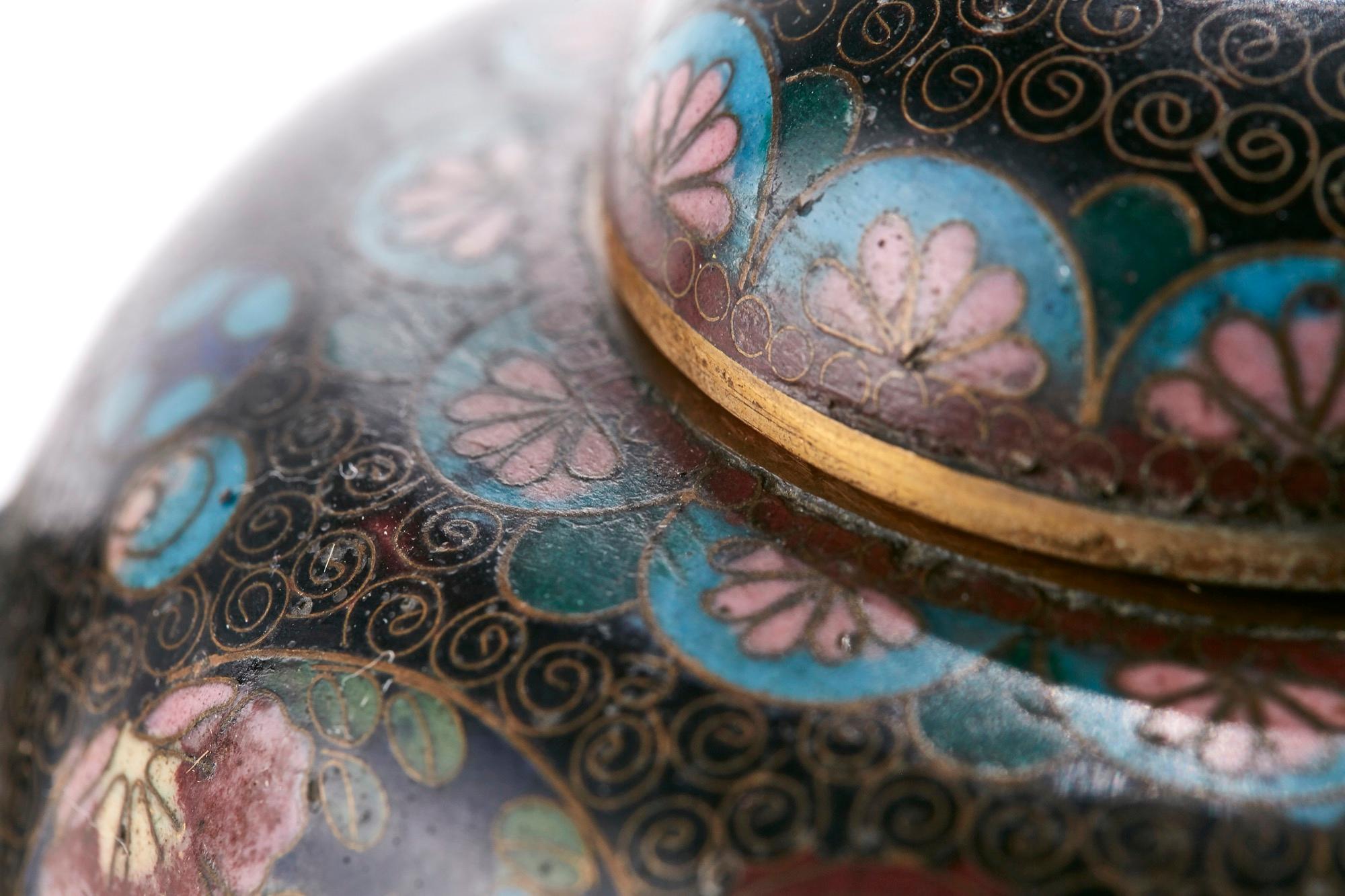 Unusual antique miniature Japanese cloisonné teapot having a quality colourful cloisonné decoration all over with a lift off lid and a shaped spout.

A delectable example in original condition 
Measures: H 8 cm
W 14 cm
D 9 cm
Date 1900 .

 
