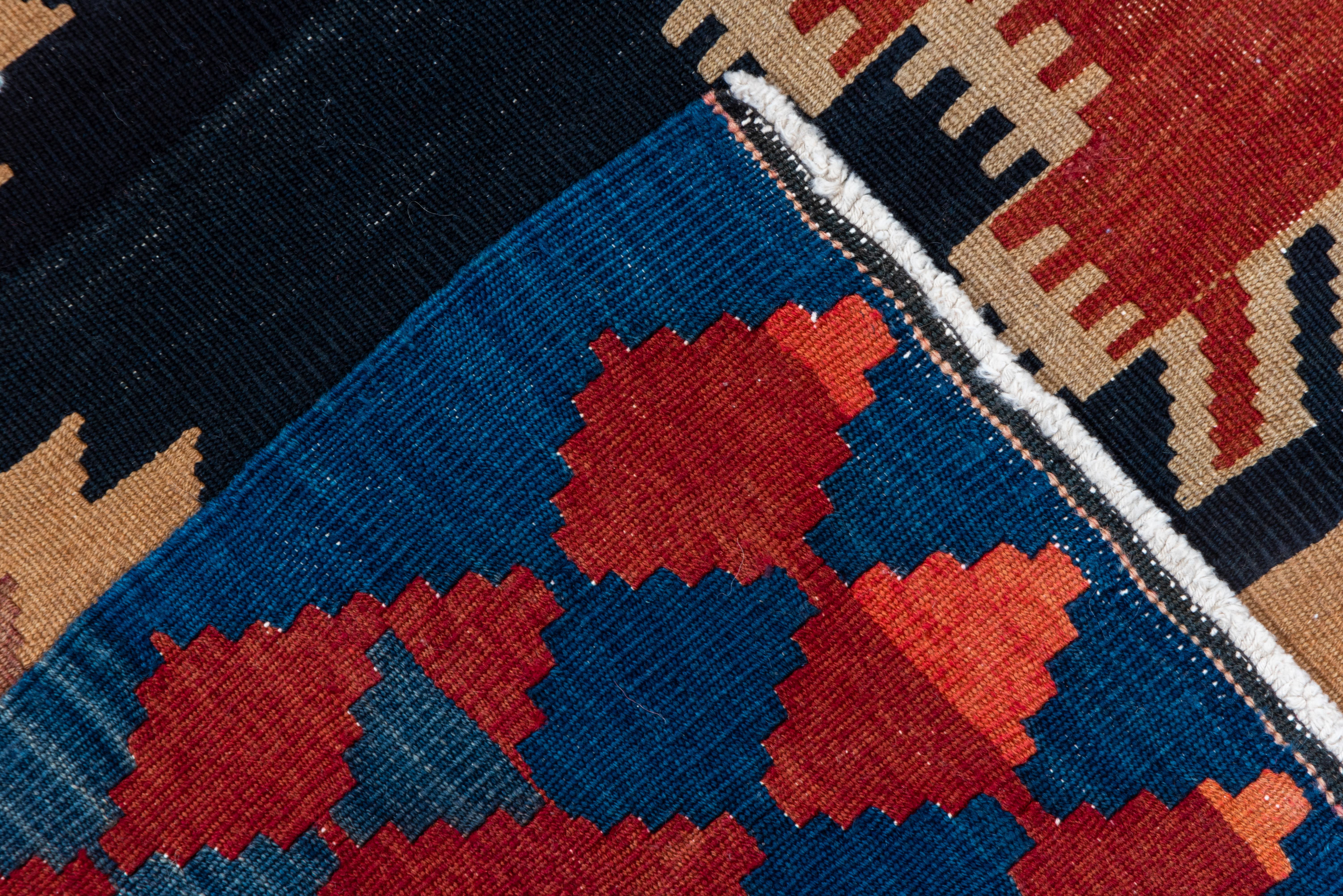 Ungewöhnlicher antiker nordwestpersischer Kilim-Teppich, kräftige Farbpalette (Kelim) im Angebot