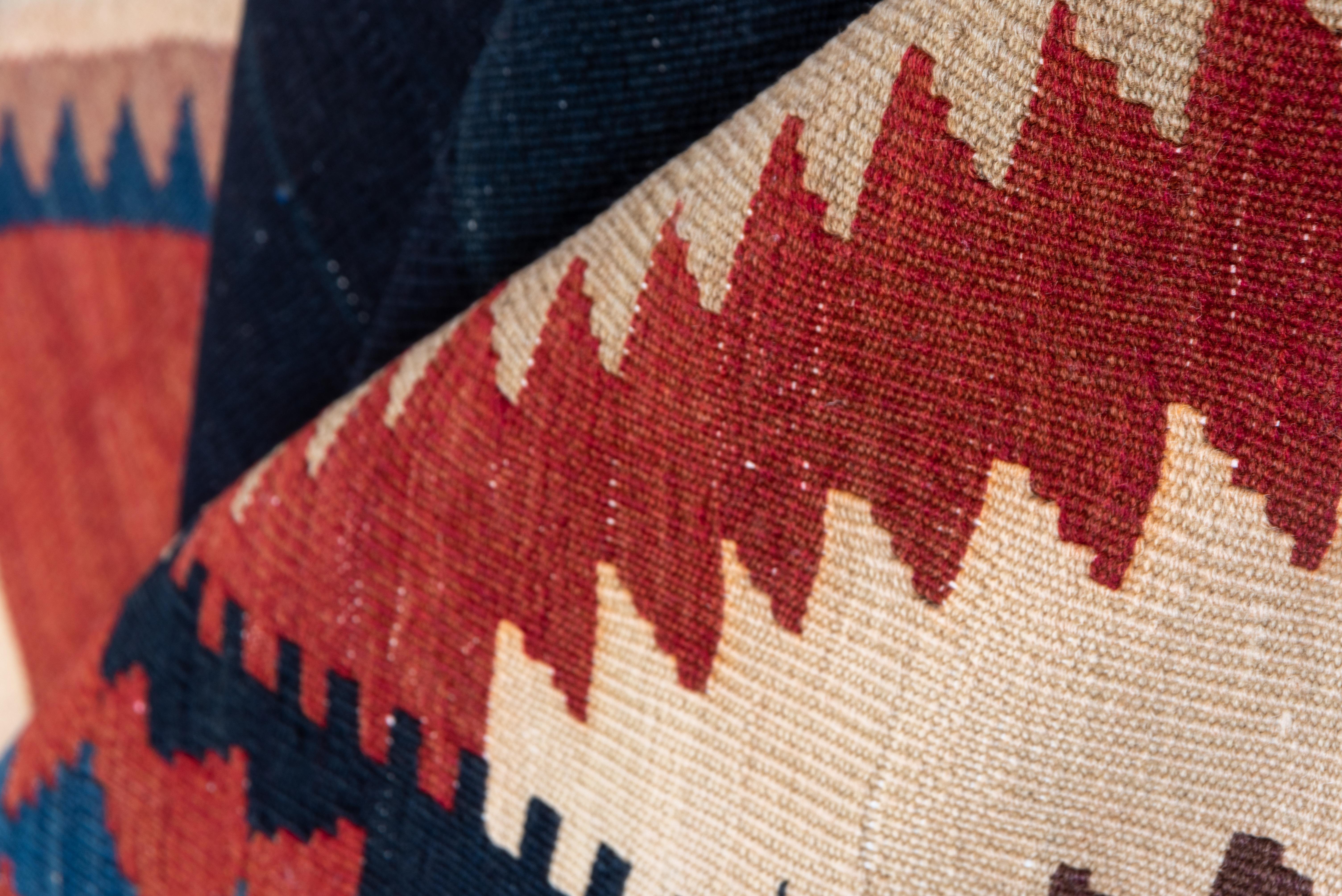 Ungewöhnlicher antiker nordwestpersischer Kilim-Teppich, kräftige Farbpalette (Persisch) im Angebot