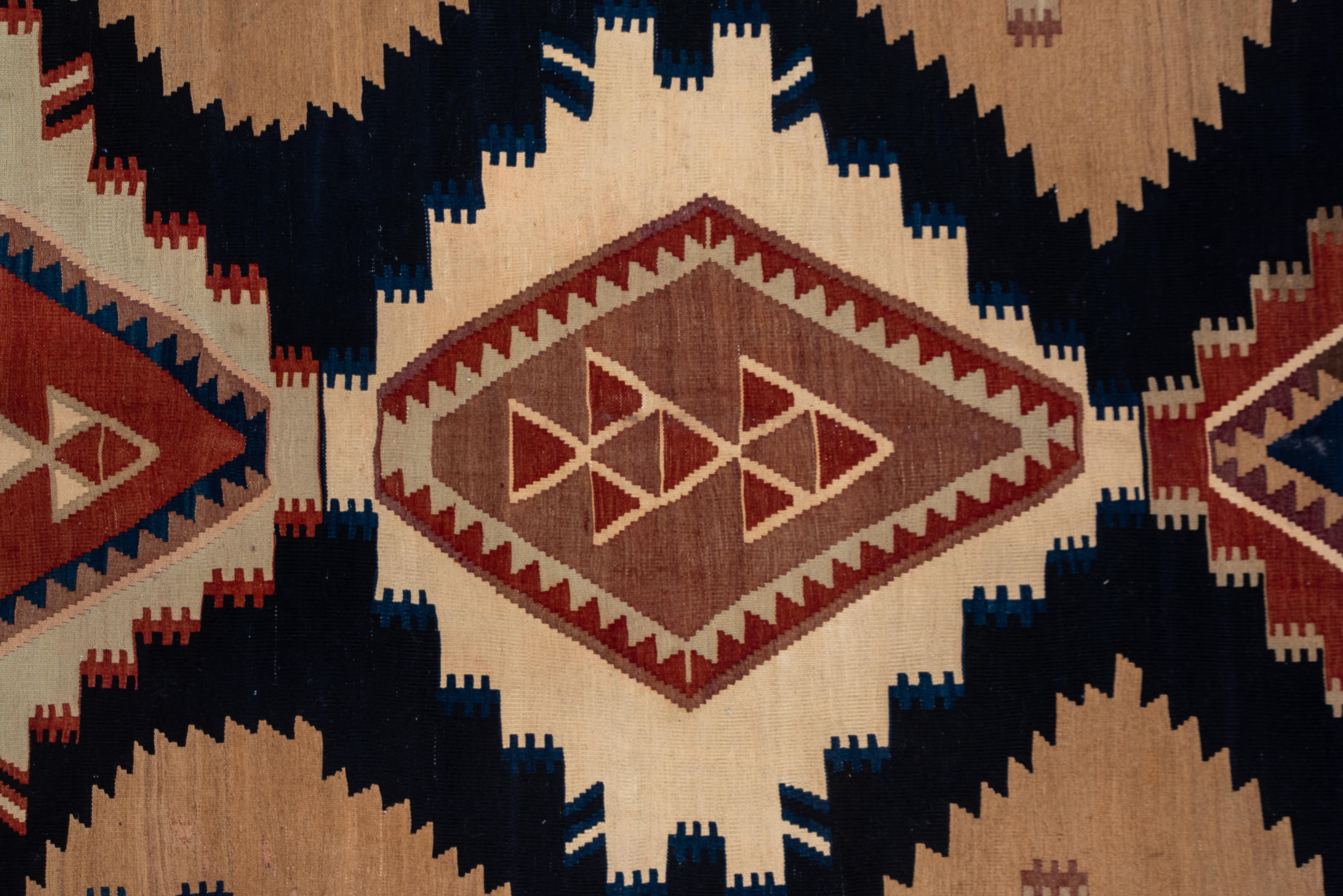 Ungewöhnlicher antiker nordwestpersischer Kilim-Teppich, kräftige Farbpalette im Zustand „Gut“ im Angebot in New York, NY