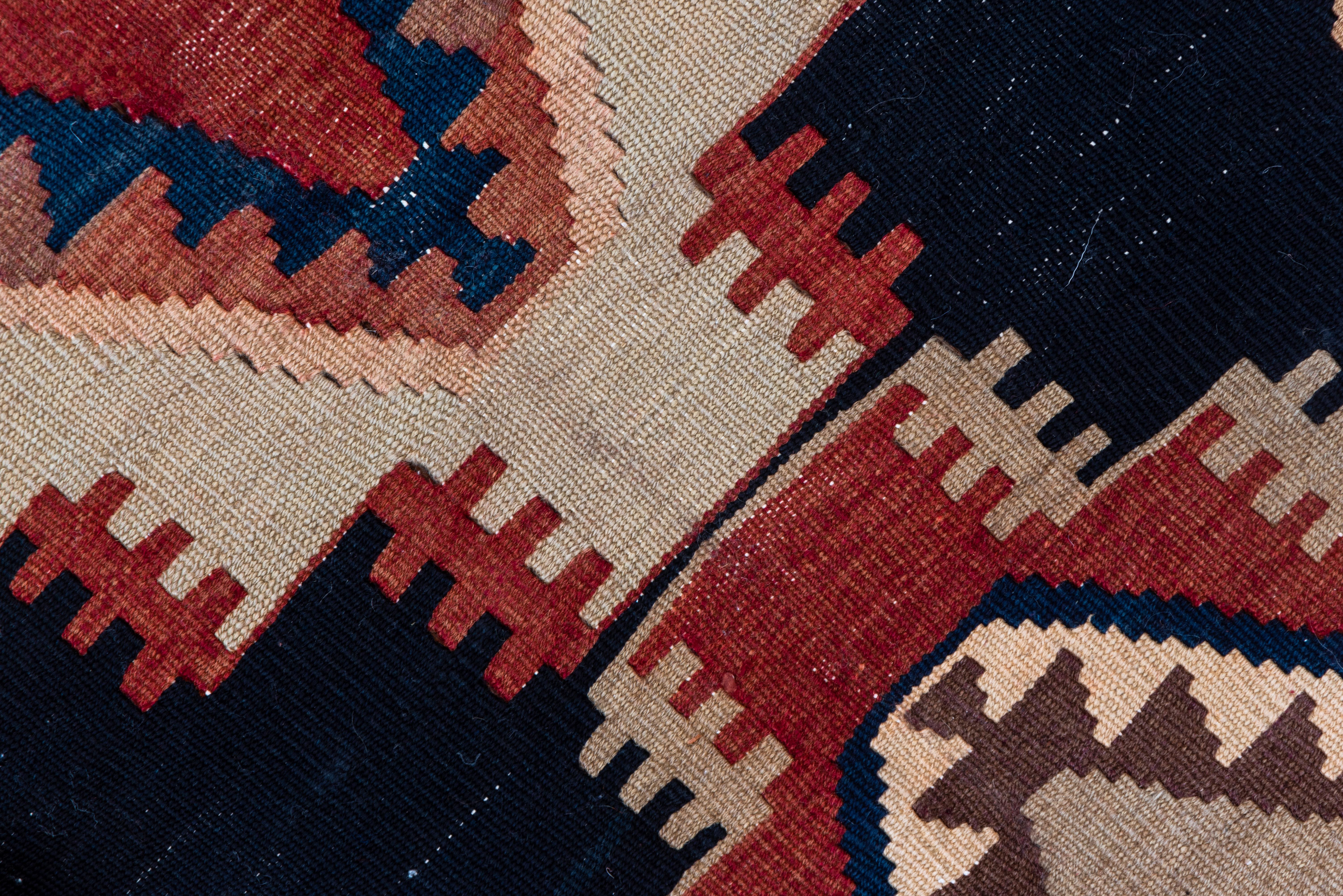 Ungewöhnlicher antiker nordwestpersischer Kilim-Teppich, kräftige Farbpalette (Mitte des 20. Jahrhunderts) im Angebot