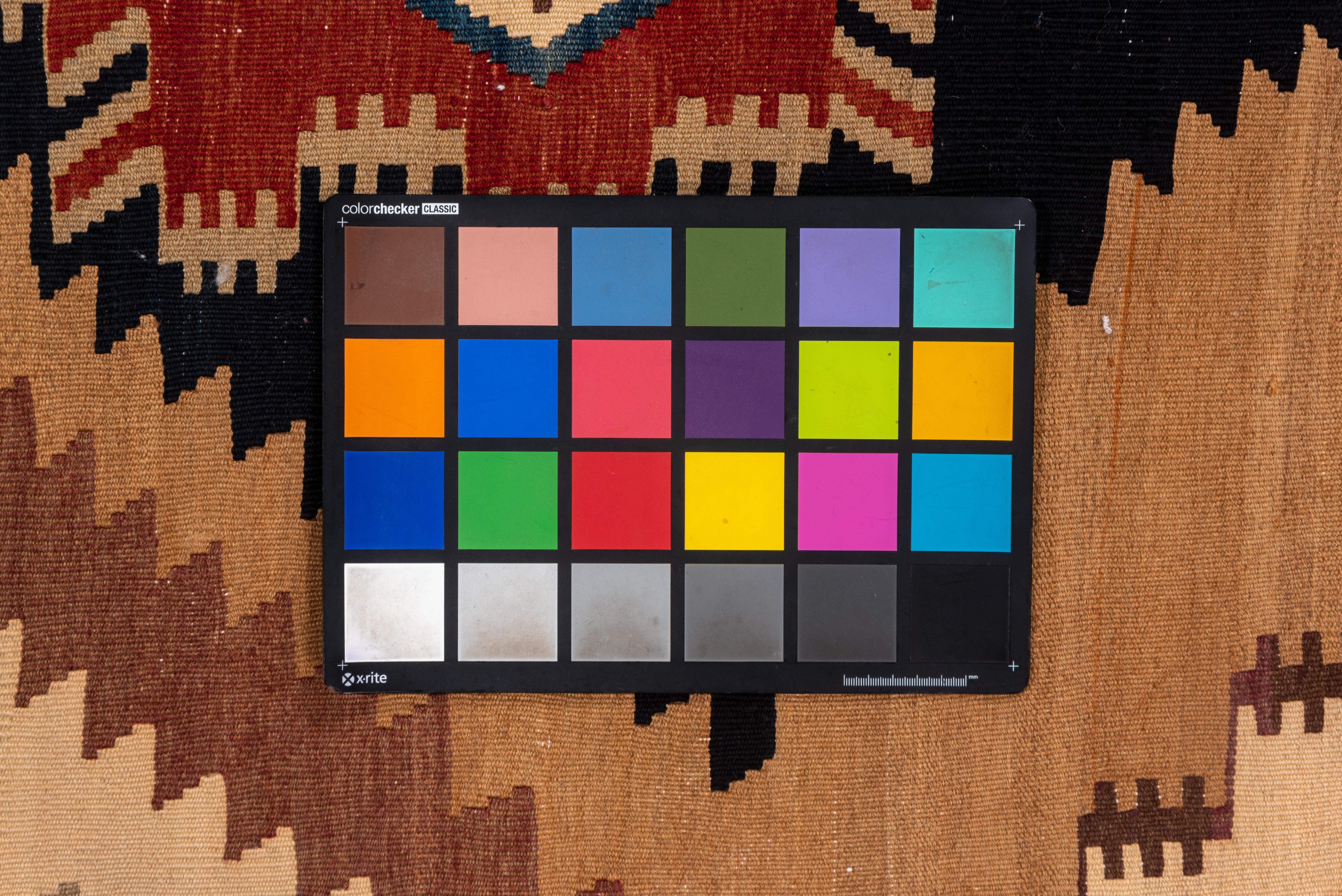 Ungewöhnlicher antiker nordwestpersischer Kilim-Teppich, kräftige Farbpalette (Wolle) im Angebot