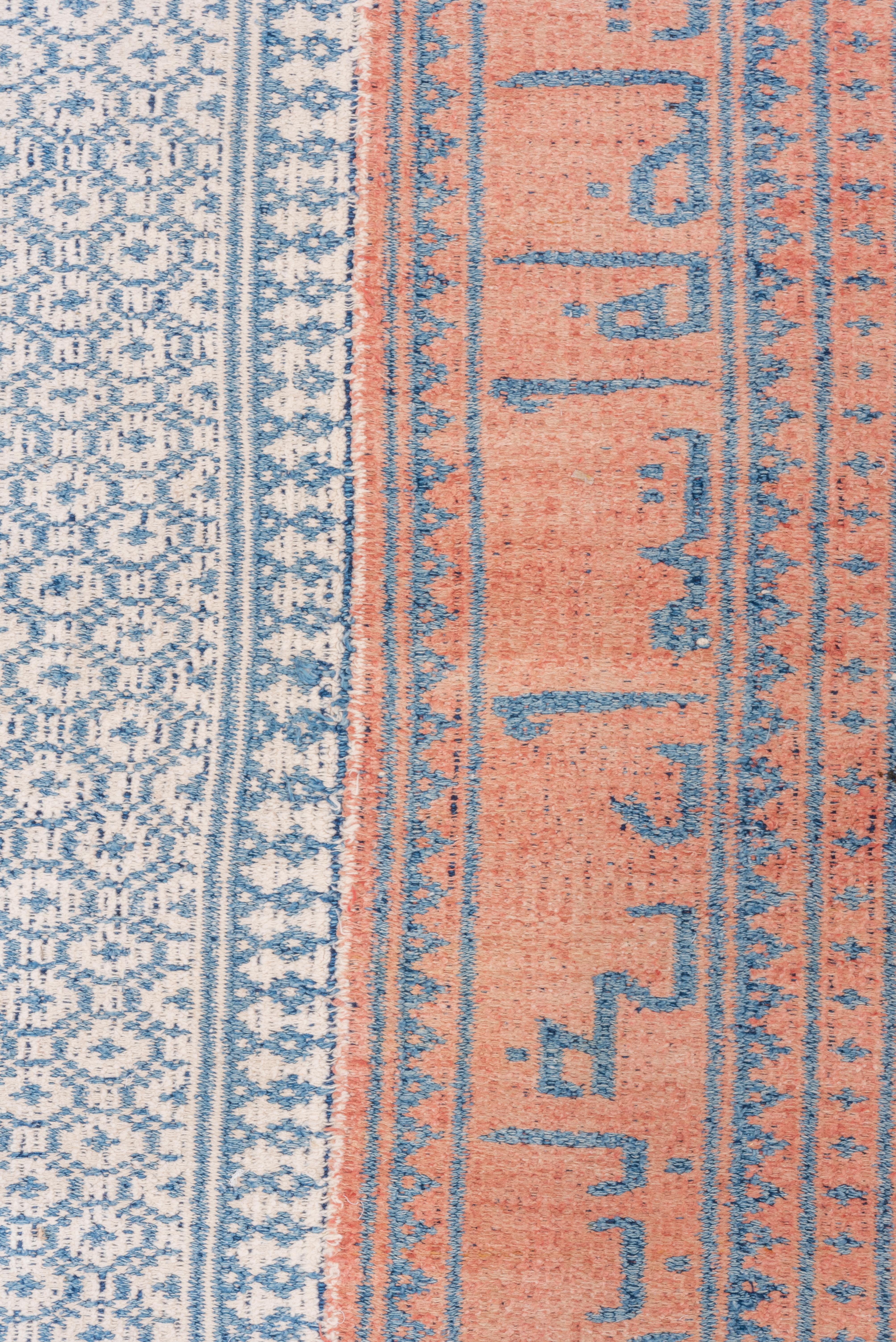 Kilim Insolite tapis persan ancien à tissage plat, palette bleue et rose, vers les années 1930 en vente