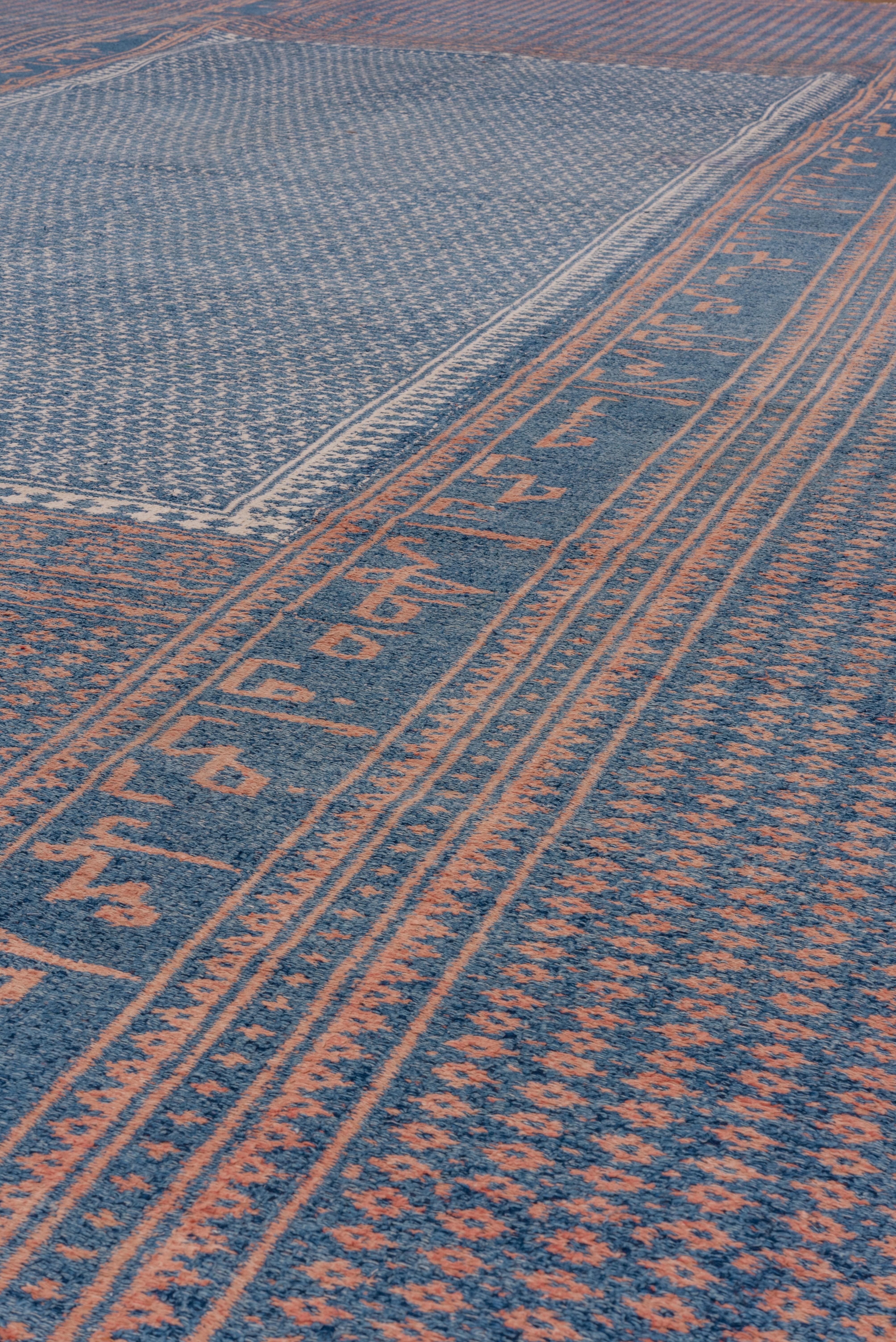 Perse Insolite tapis persan ancien à tissage plat, palette bleue et rose, vers les années 1930 en vente