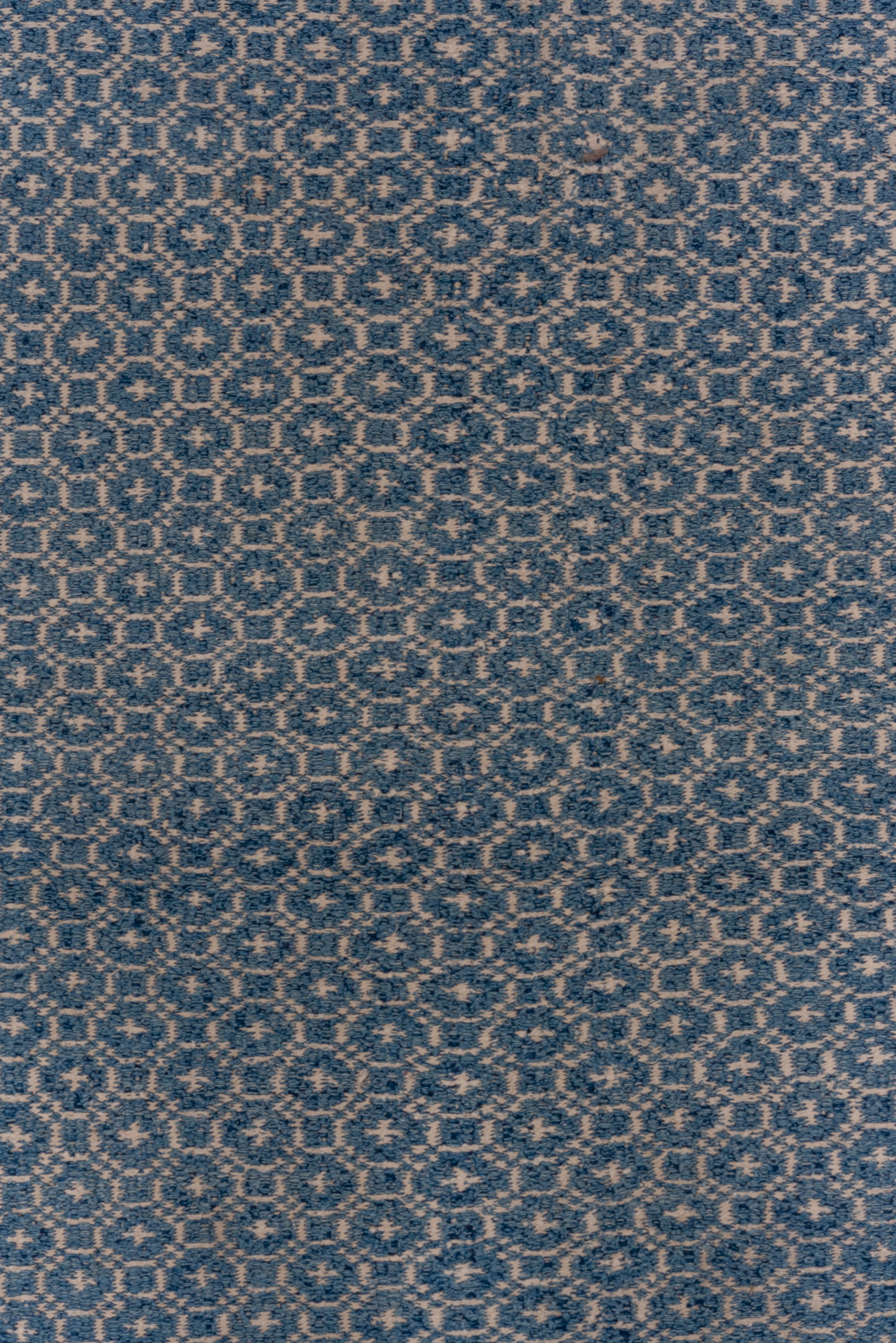 Tissé à la main Insolite tapis persan ancien à tissage plat, palette bleue et rose, vers les années 1930 en vente