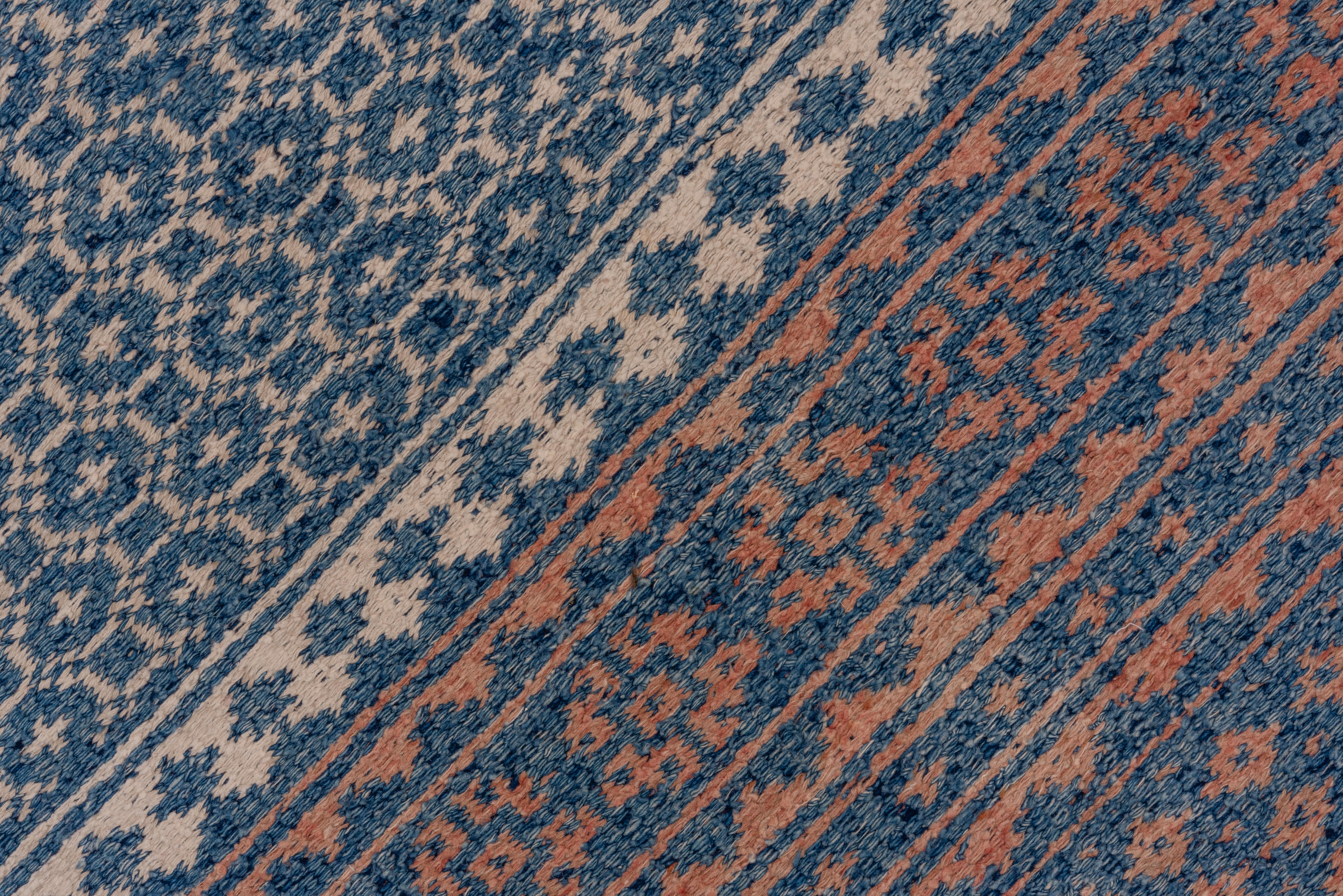 Insolite tapis persan ancien à tissage plat, palette bleue et rose, vers les années 1930 Bon état - En vente à New York, NY