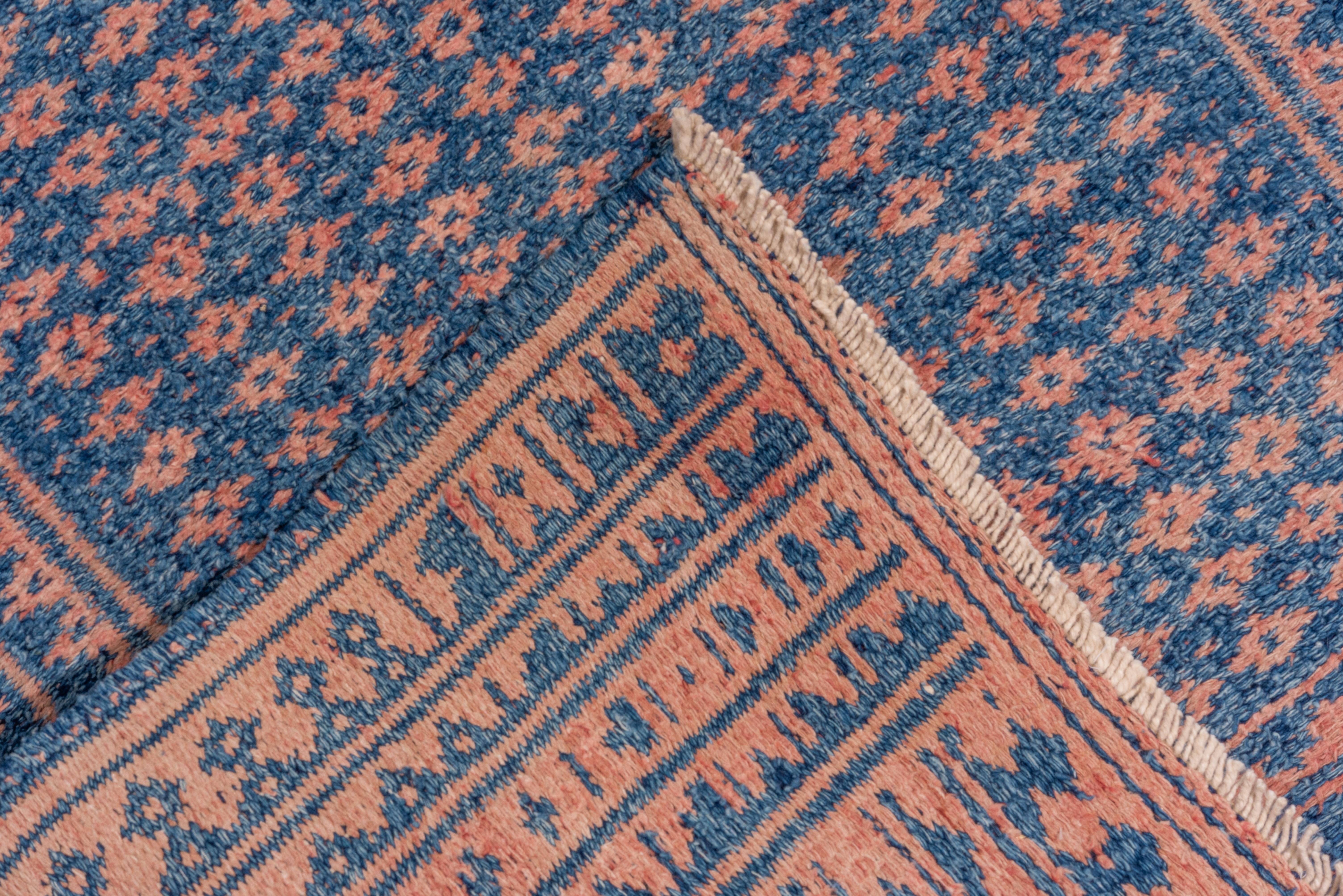 Milieu du XXe siècle Insolite tapis persan ancien à tissage plat, palette bleue et rose, vers les années 1930 en vente