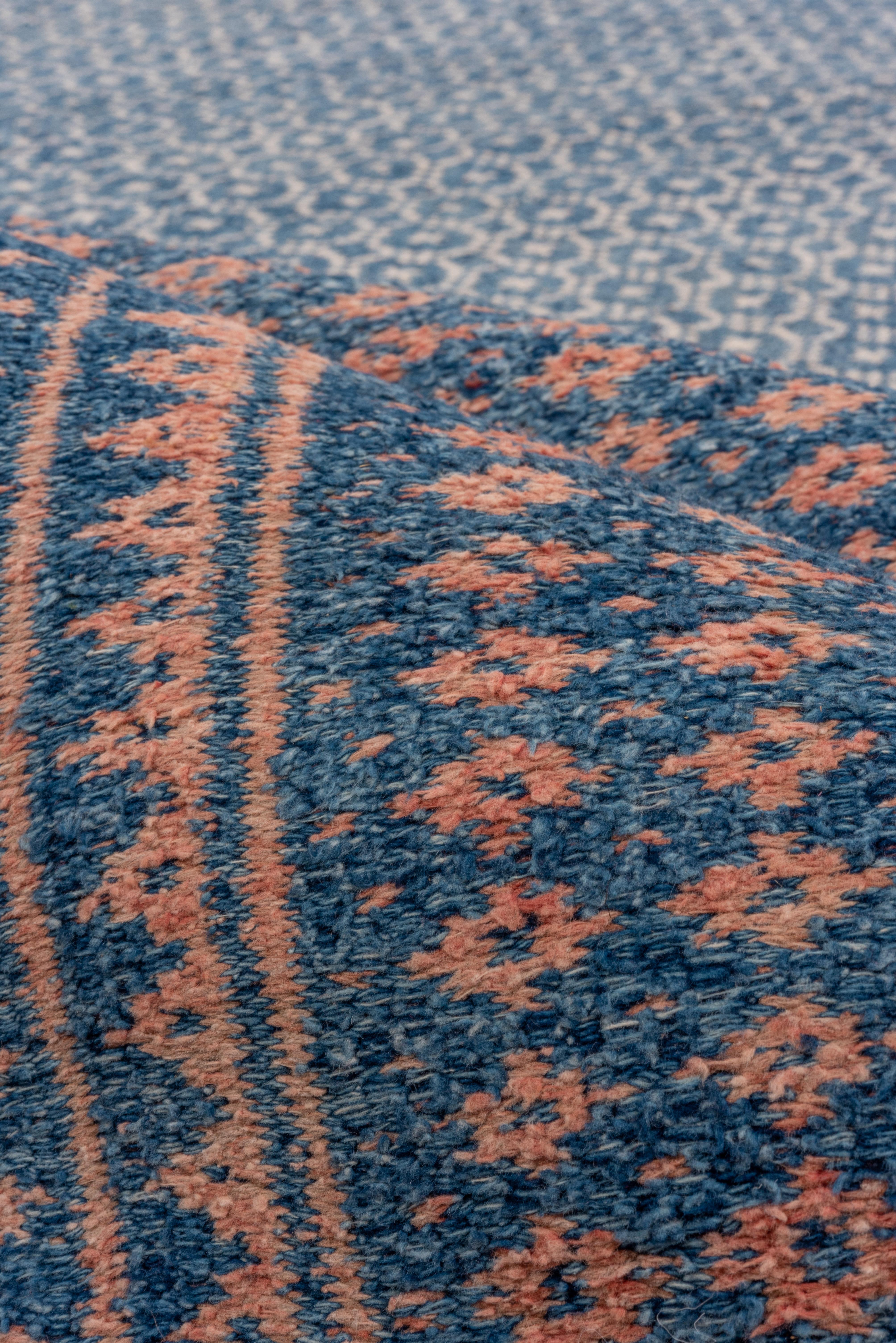 Laine Insolite tapis persan ancien à tissage plat, palette bleue et rose, vers les années 1930 en vente