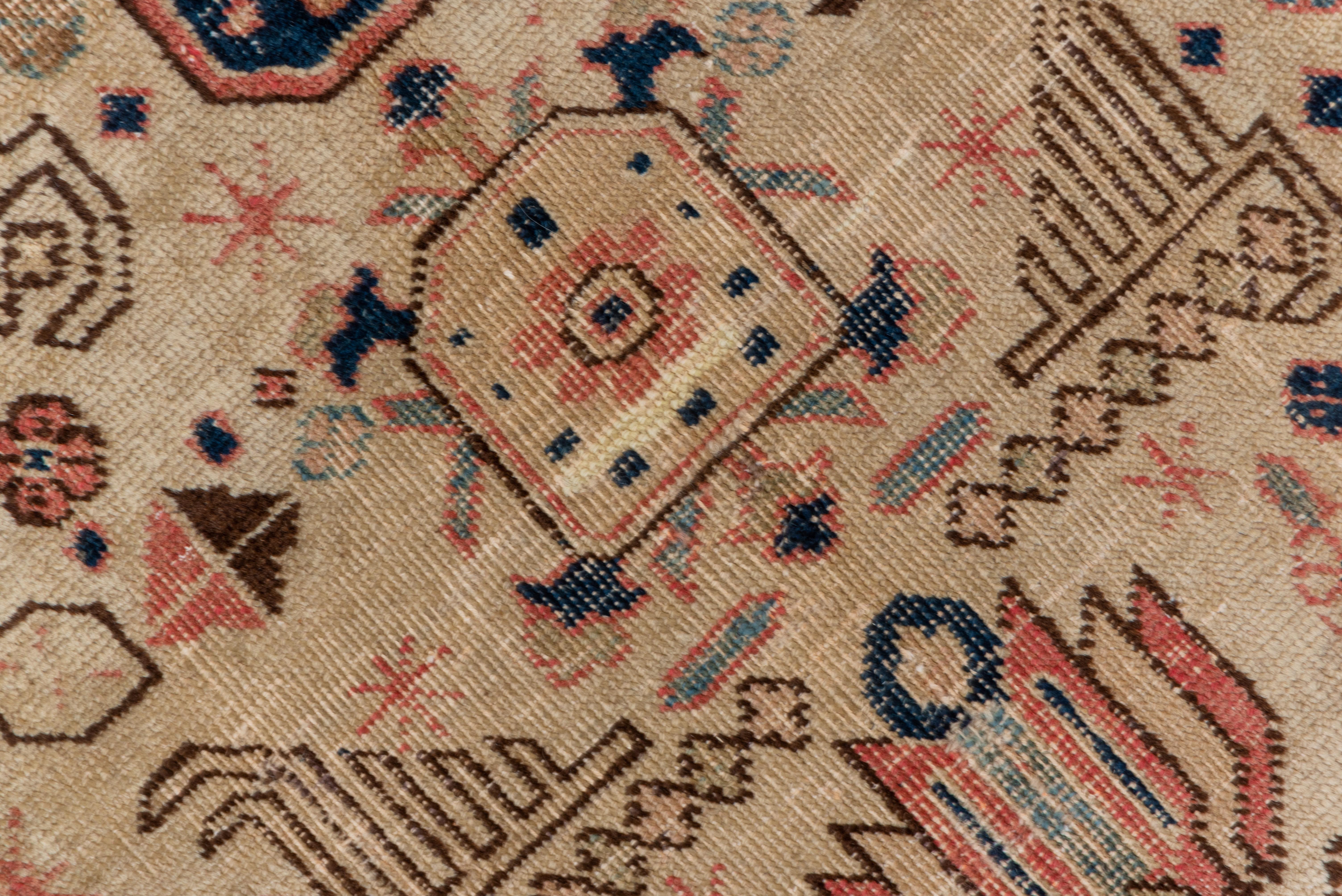 Ungewöhnlicher antiker persischer Täbris-Teppich, cremefarbenes Feld und farbenfrohe Details (Tabriz) im Angebot