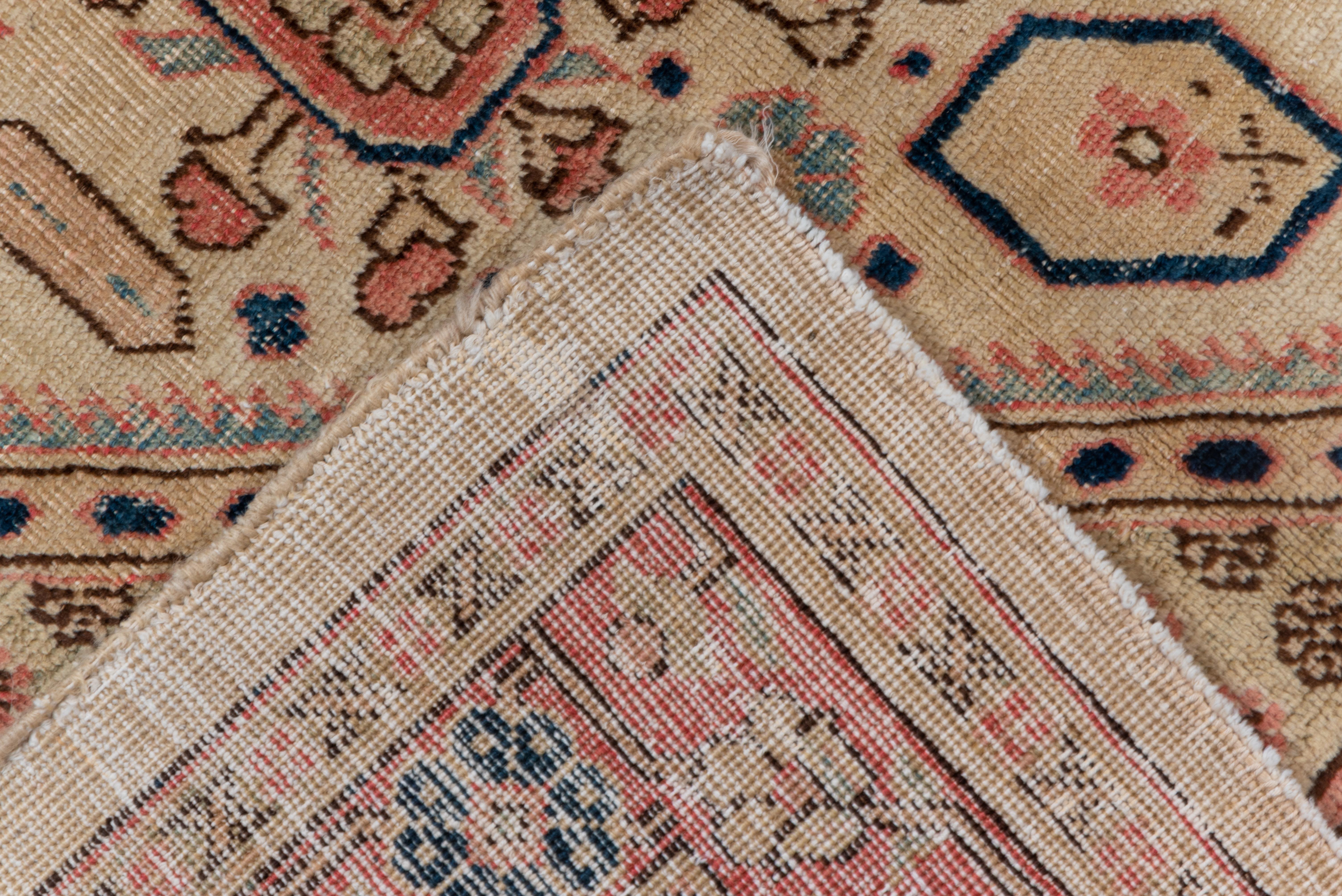 Ungewöhnlicher antiker persischer Täbris-Teppich, cremefarbenes Feld und farbenfrohe Details (Handgeknüpft) im Angebot