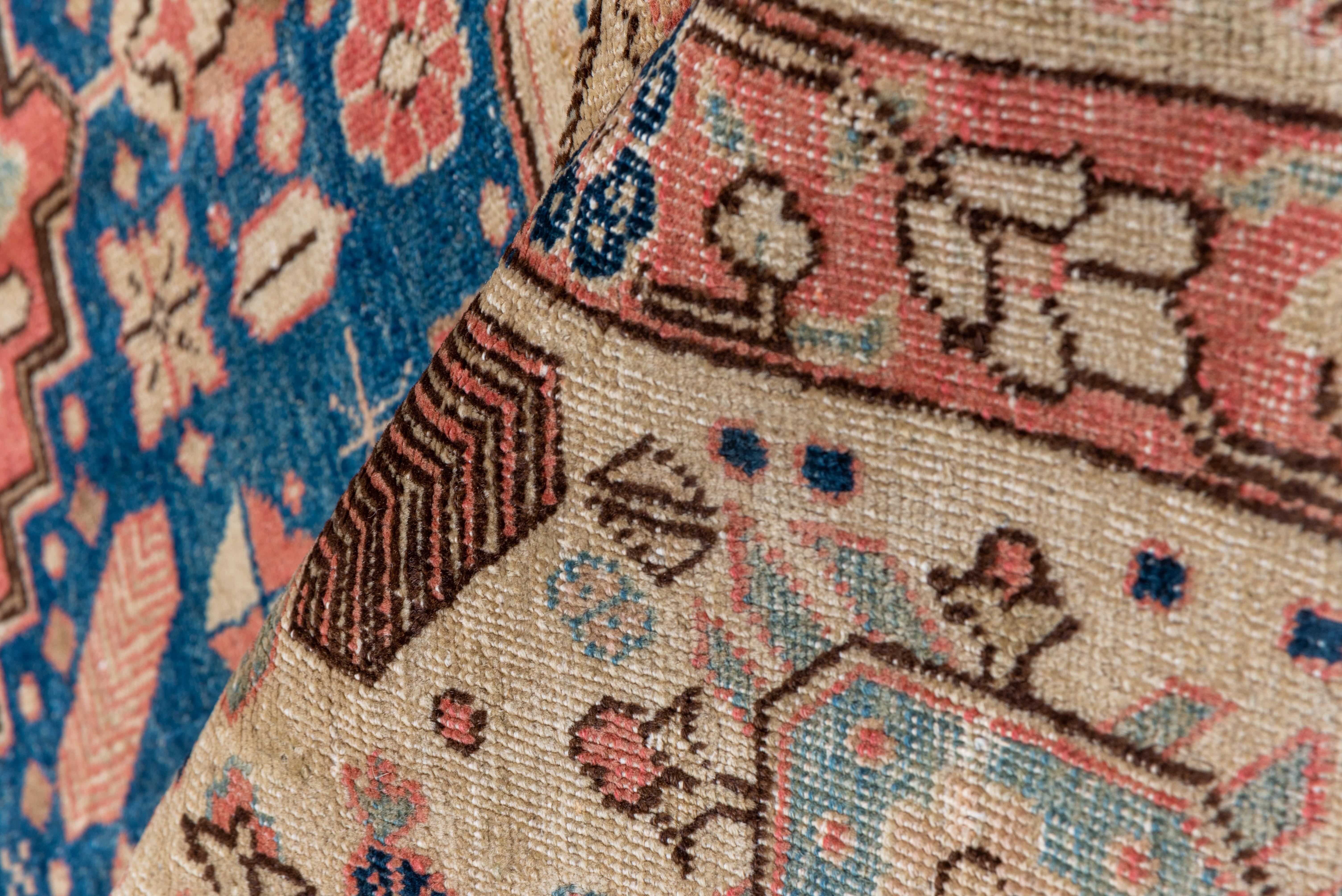 Ungewöhnlicher antiker persischer Täbris-Teppich, cremefarbenes Feld und farbenfrohe Details im Zustand „Gut“ im Angebot in New York, NY