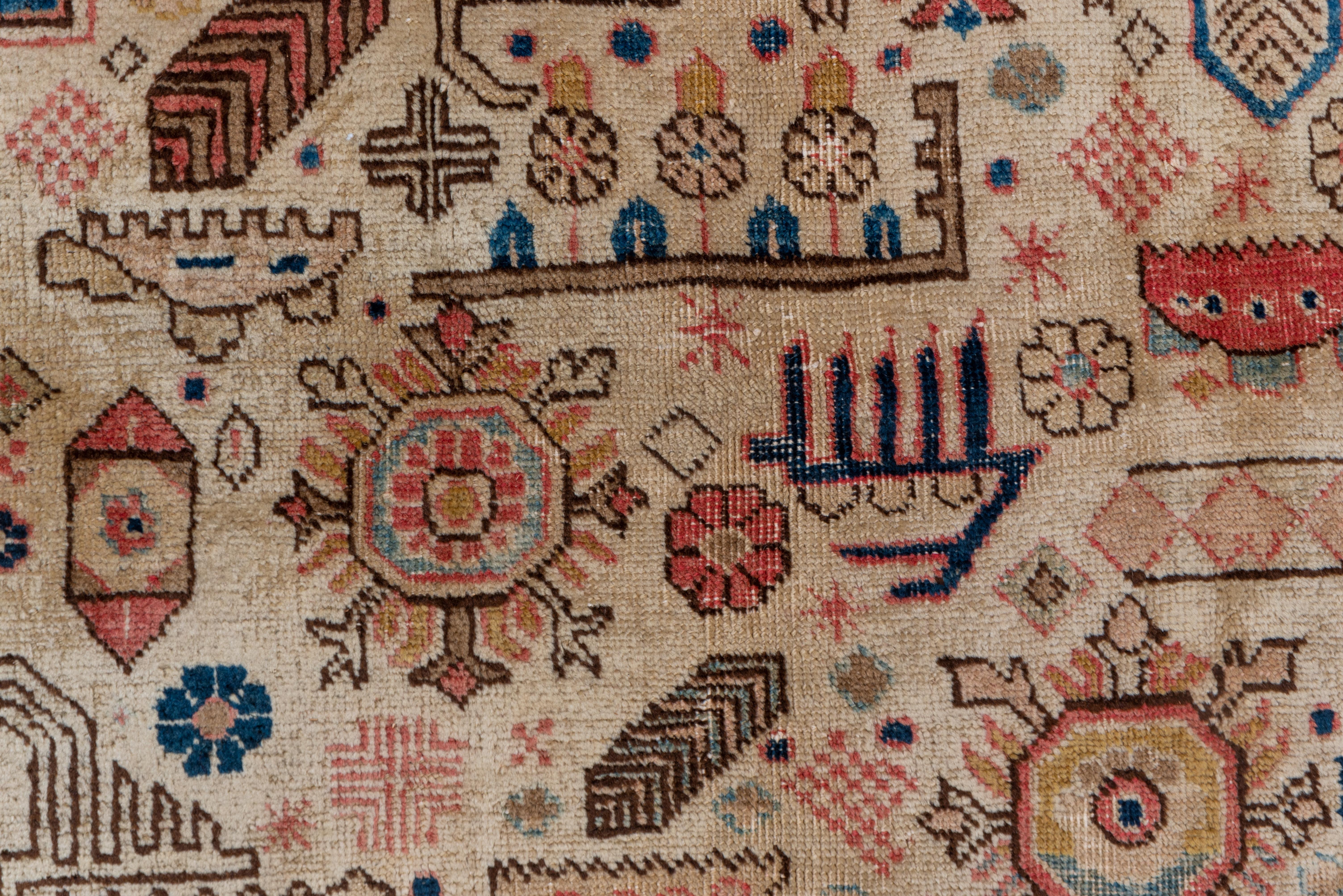 Ungewöhnlicher antiker persischer Täbris-Teppich, cremefarbenes Feld und farbenfrohe Details (Mitte des 20. Jahrhunderts) im Angebot