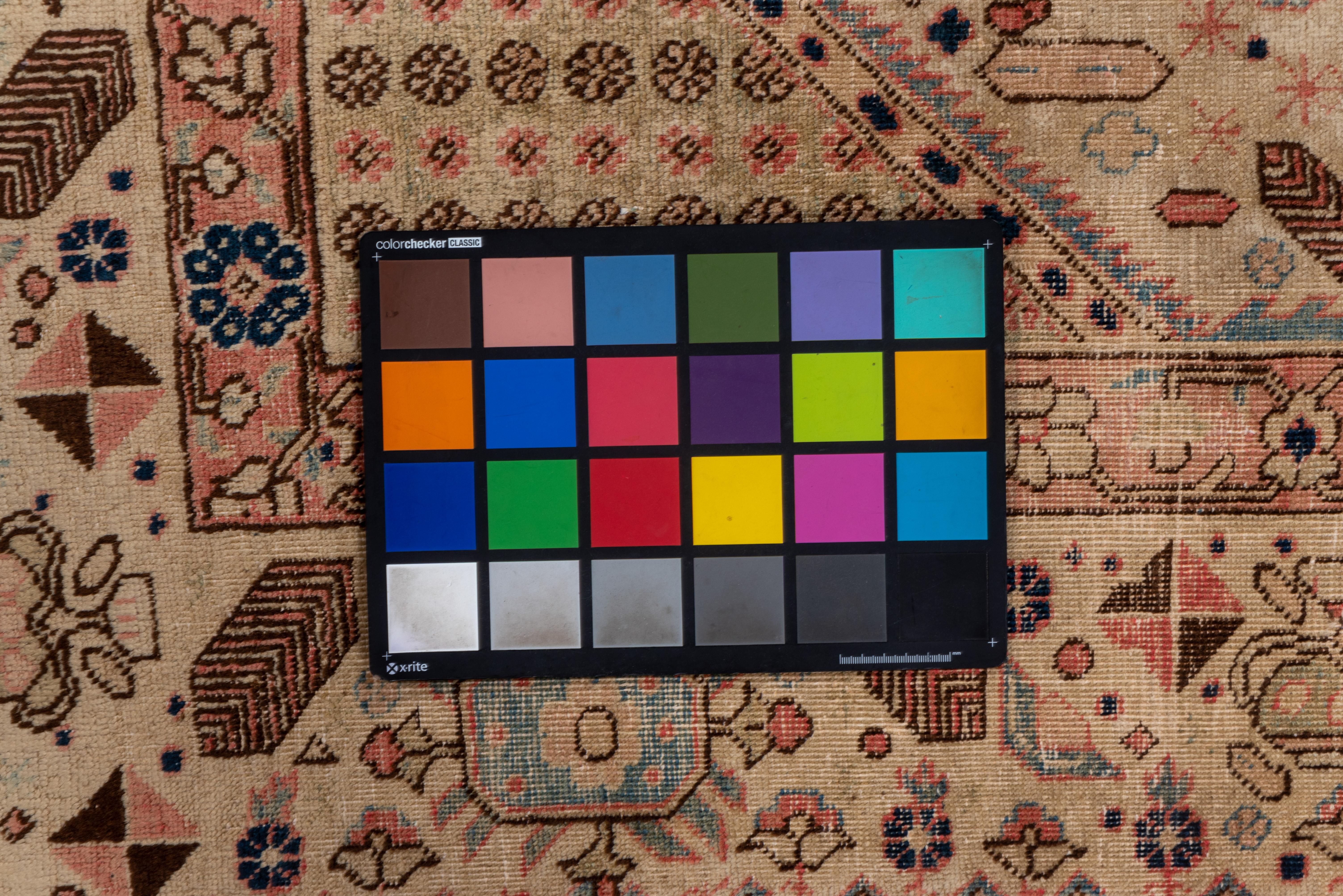 Ungewöhnlicher antiker persischer Täbris-Teppich, cremefarbenes Feld und farbenfrohe Details (Wolle) im Angebot