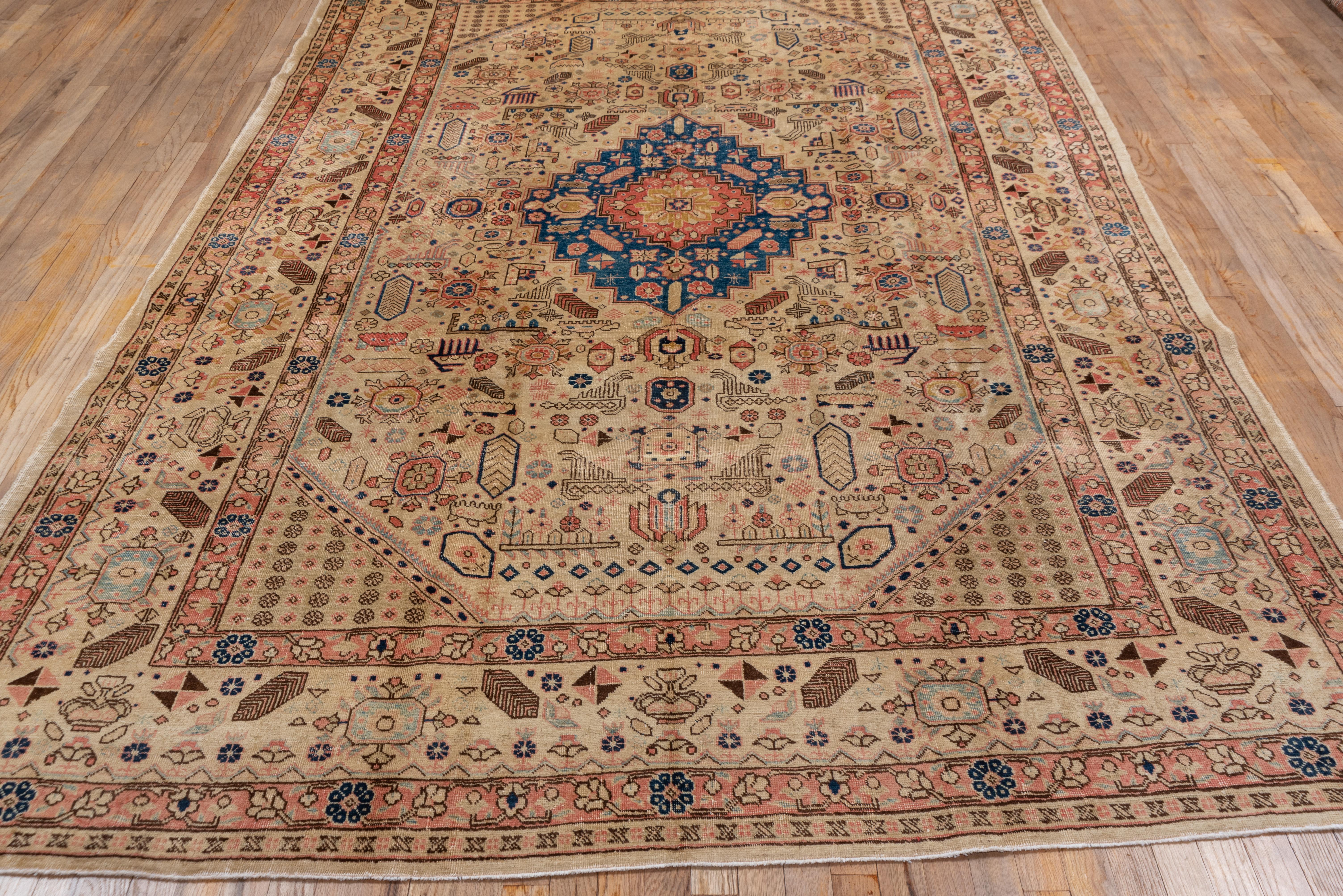 Ungewöhnlicher antiker persischer Täbris-Teppich, cremefarbenes Feld und farbenfrohe Details im Angebot 1