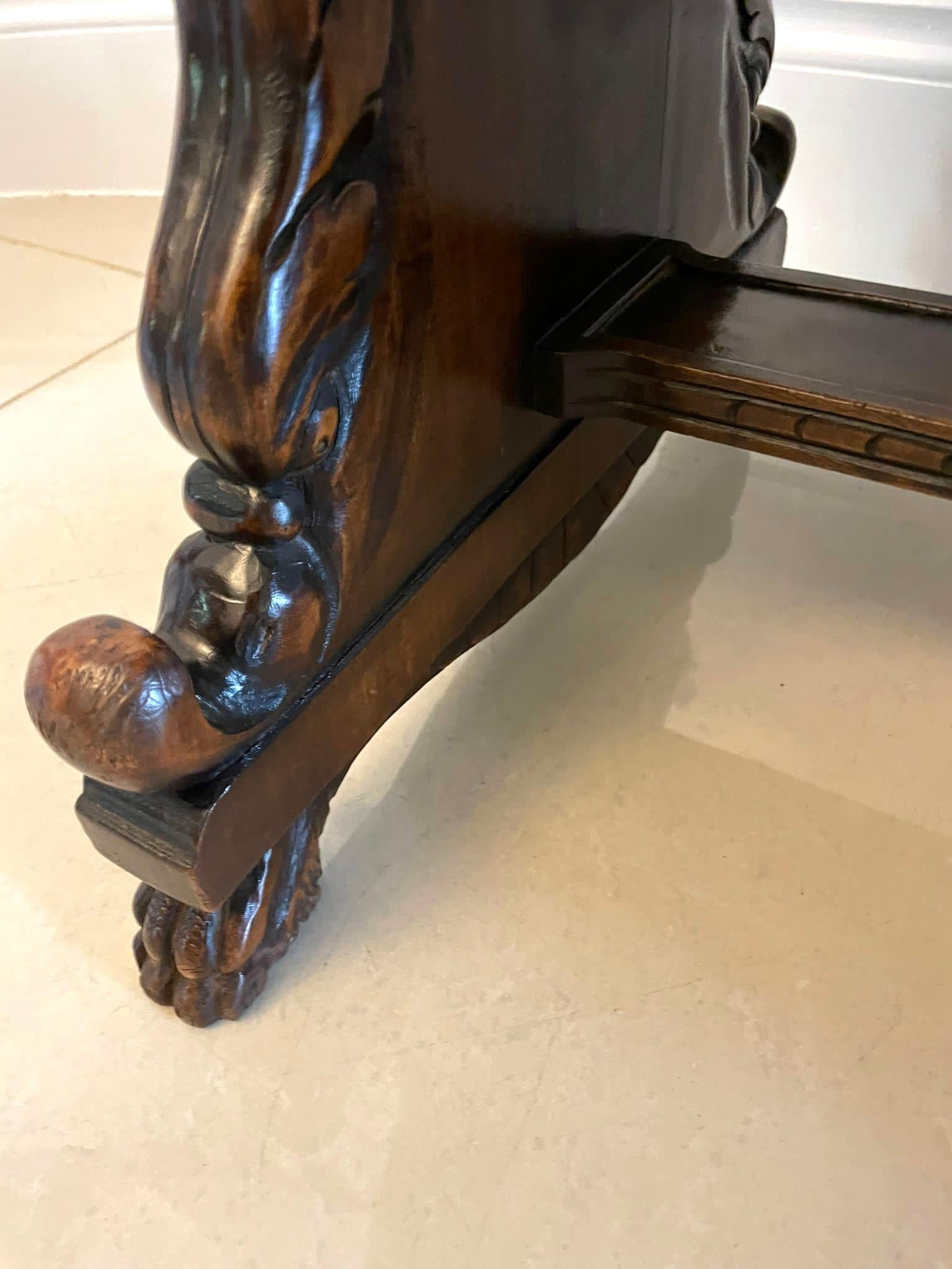 Table basse italienne inhabituelle de qualité ancienne en noyer sculpté et plateau en marbre en vente 6
