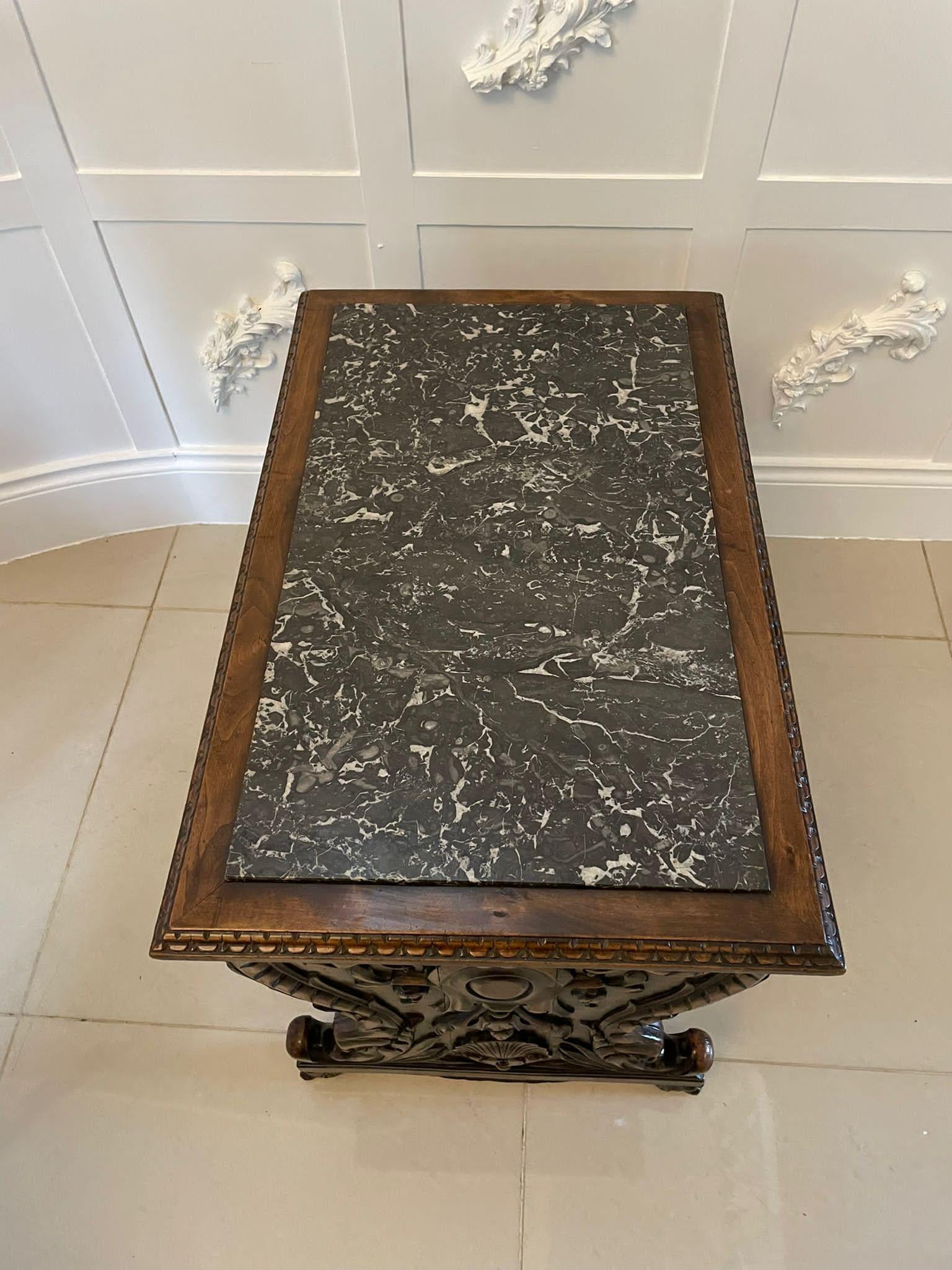Fin du XIXe siècle Table basse italienne inhabituelle de qualité ancienne en noyer sculpté et plateau en marbre en vente