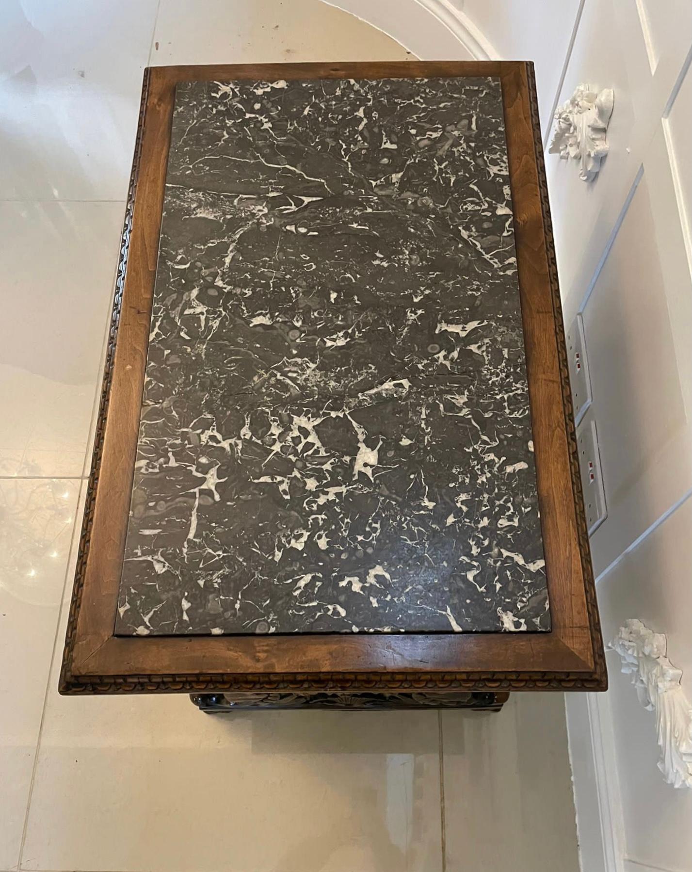 Table basse italienne inhabituelle de qualité ancienne en noyer sculpté et plateau en marbre en vente 3