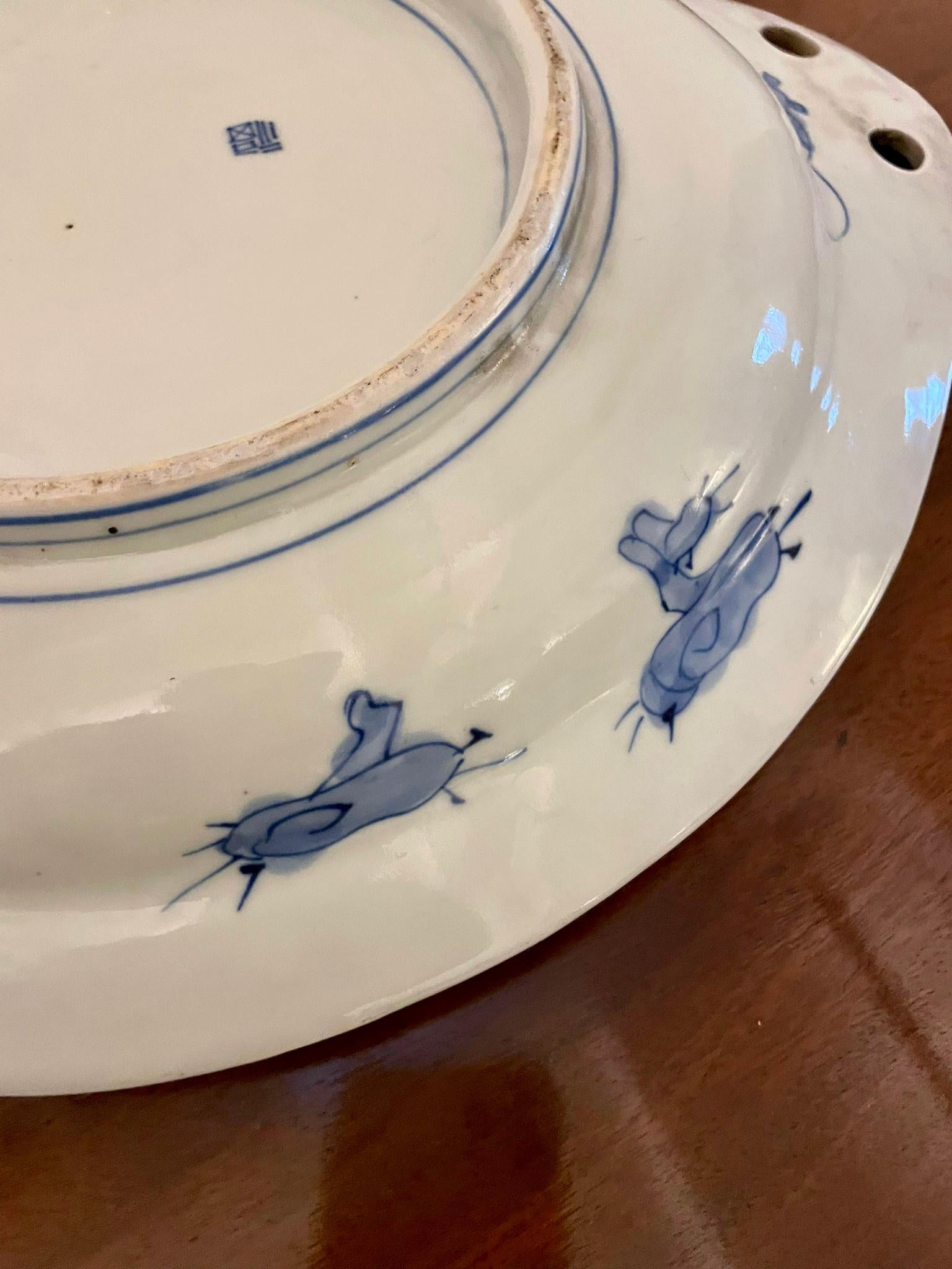 Inusual Plato Imari Blanco y Azul Japonés de Calidad Antigua en venta 5